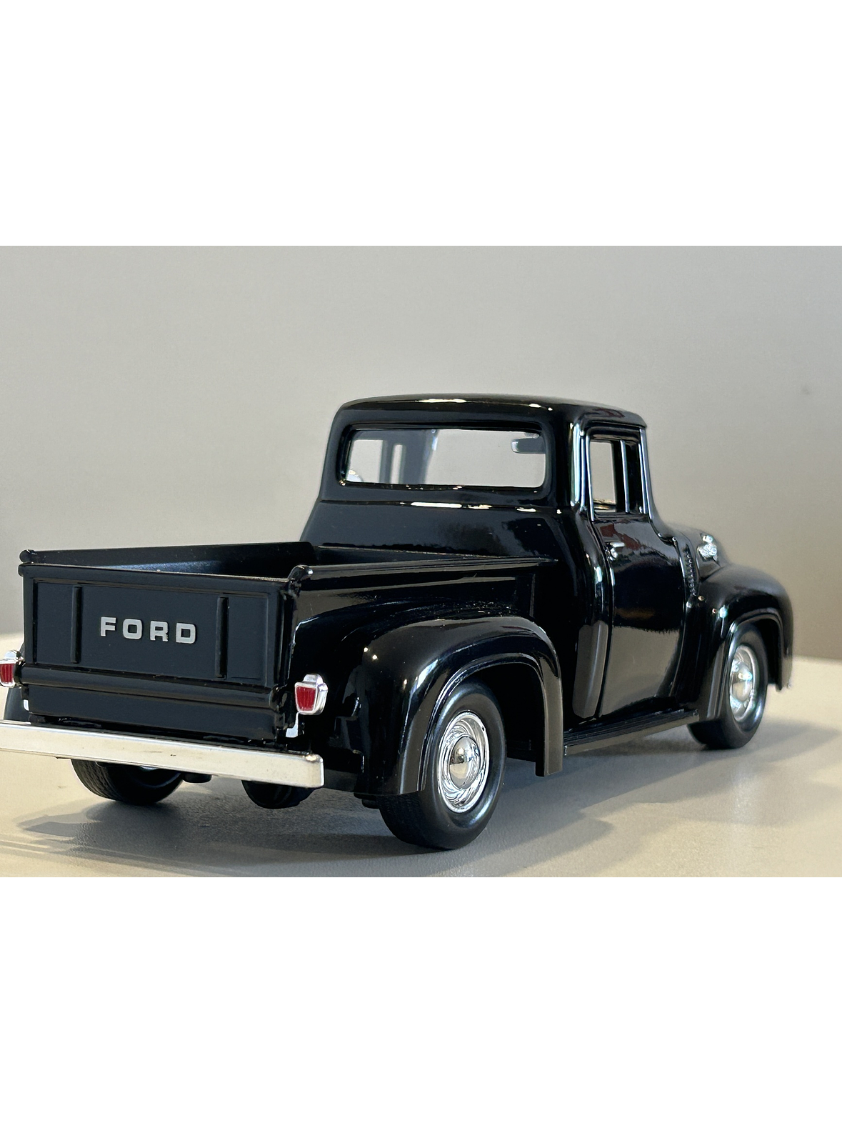 Motormax Ford F-100 Pick Up 1956 Negra 1:24 – Camioneta clásica americana a escala para coleccionistas en Chile 5