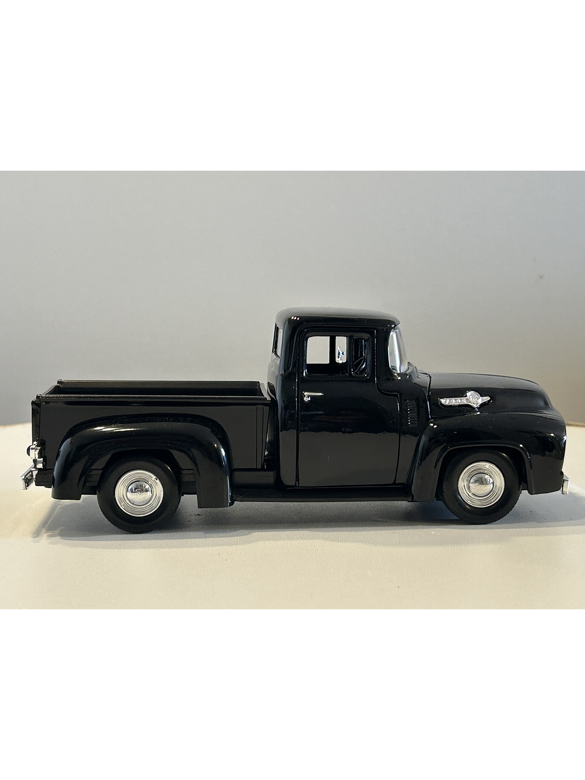 Motormax Ford F-100 Pick Up 1956 Negra 1:24 – Camioneta clásica americana a escala para coleccionistas en Chile 4