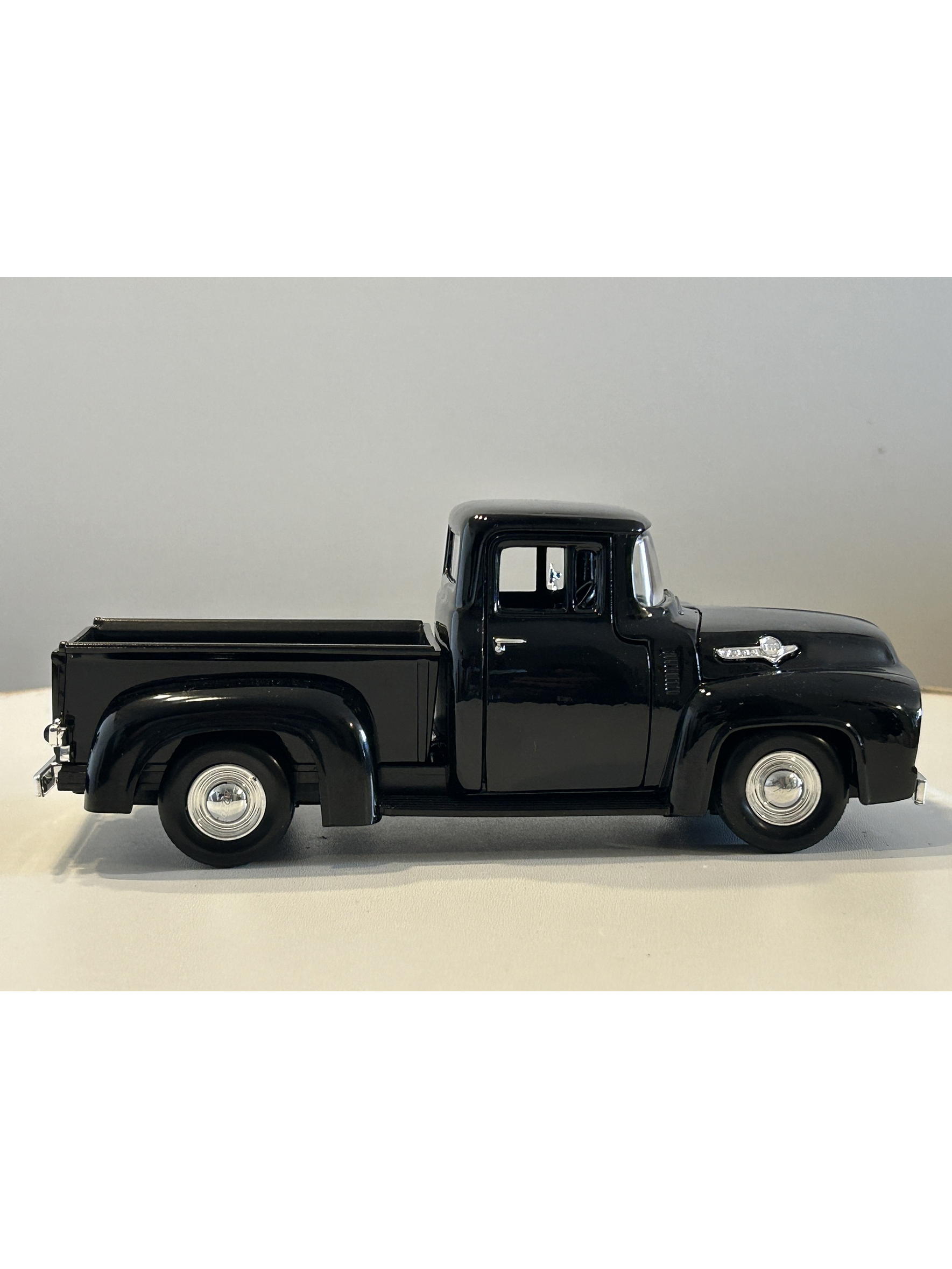 Motormax Ford F-100 Pick Up 1956 Negra 1:24 – Camioneta clásica americana a escala para coleccionistas en Chile 4