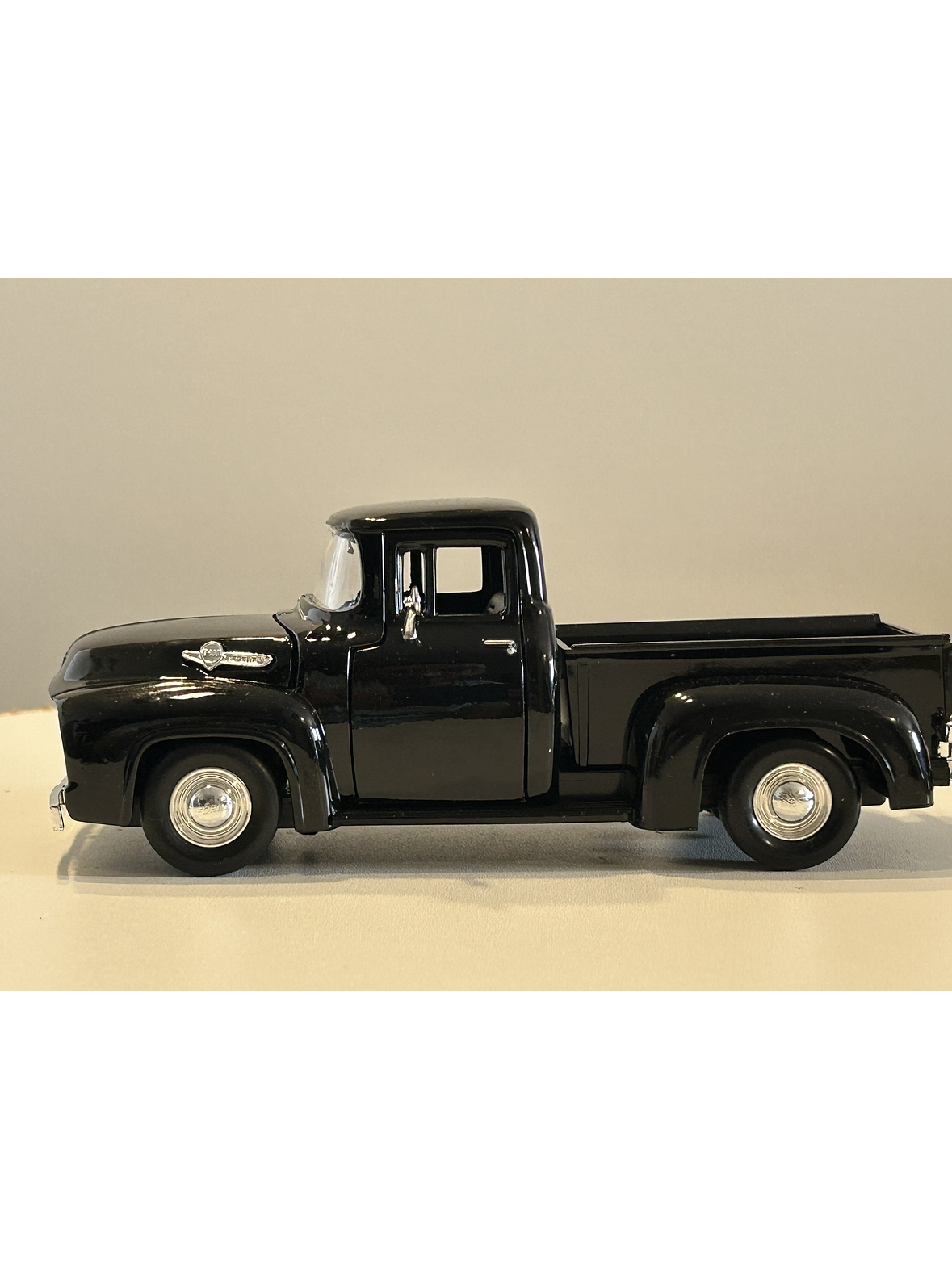 Motormax Ford F-100 Pick Up 1956 Negra 1:24 – Camioneta clásica americana a escala para coleccionistas en Chile 7