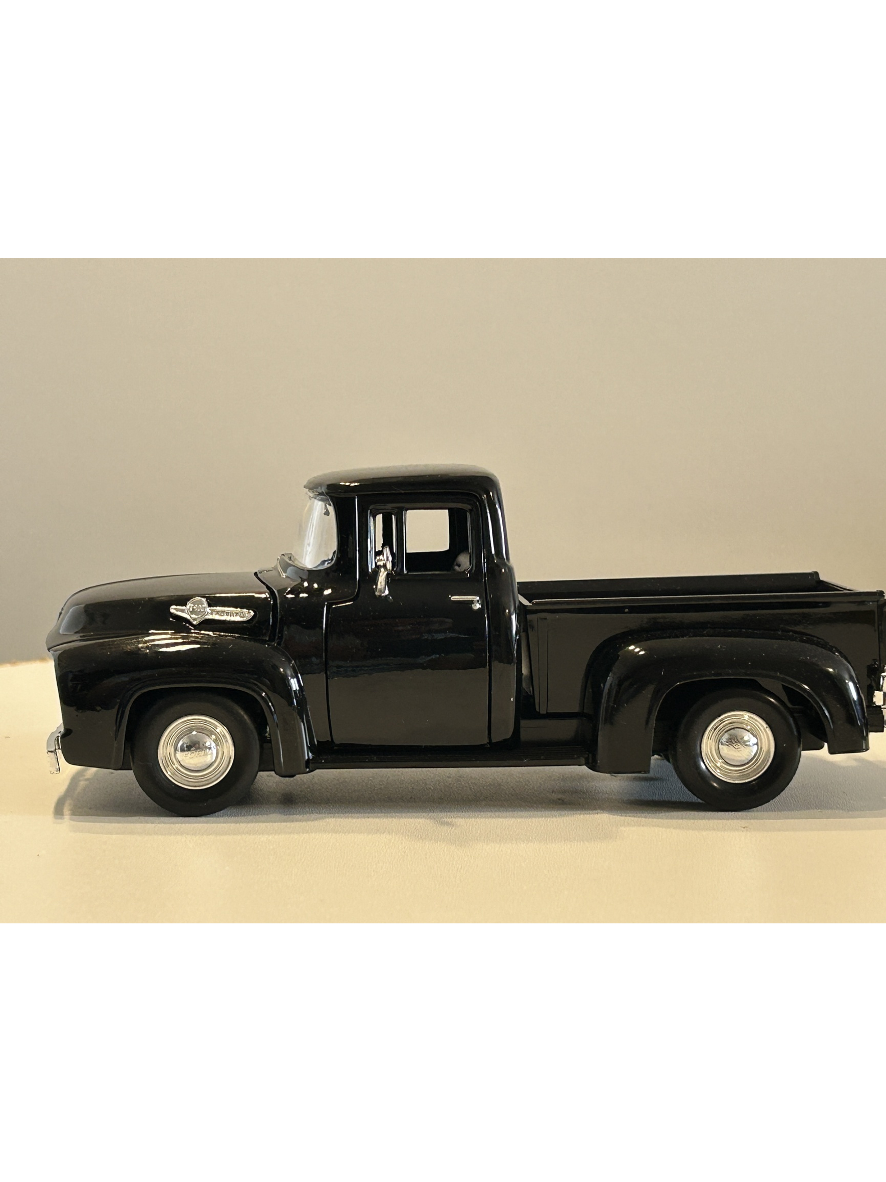 Motormax Ford F-100 Pick Up 1956 Negra 1:24 – Camioneta clásica americana a escala para coleccionistas en Chile 7