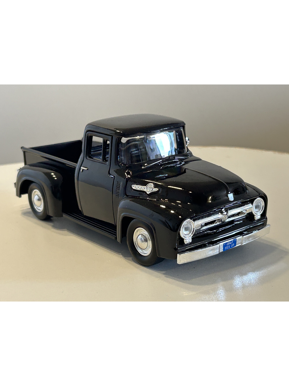 Motormax Ford F-100 Pick Up 1956 Negra 1:24 – Camioneta clásica americana a escala para coleccionistas en Chile 8