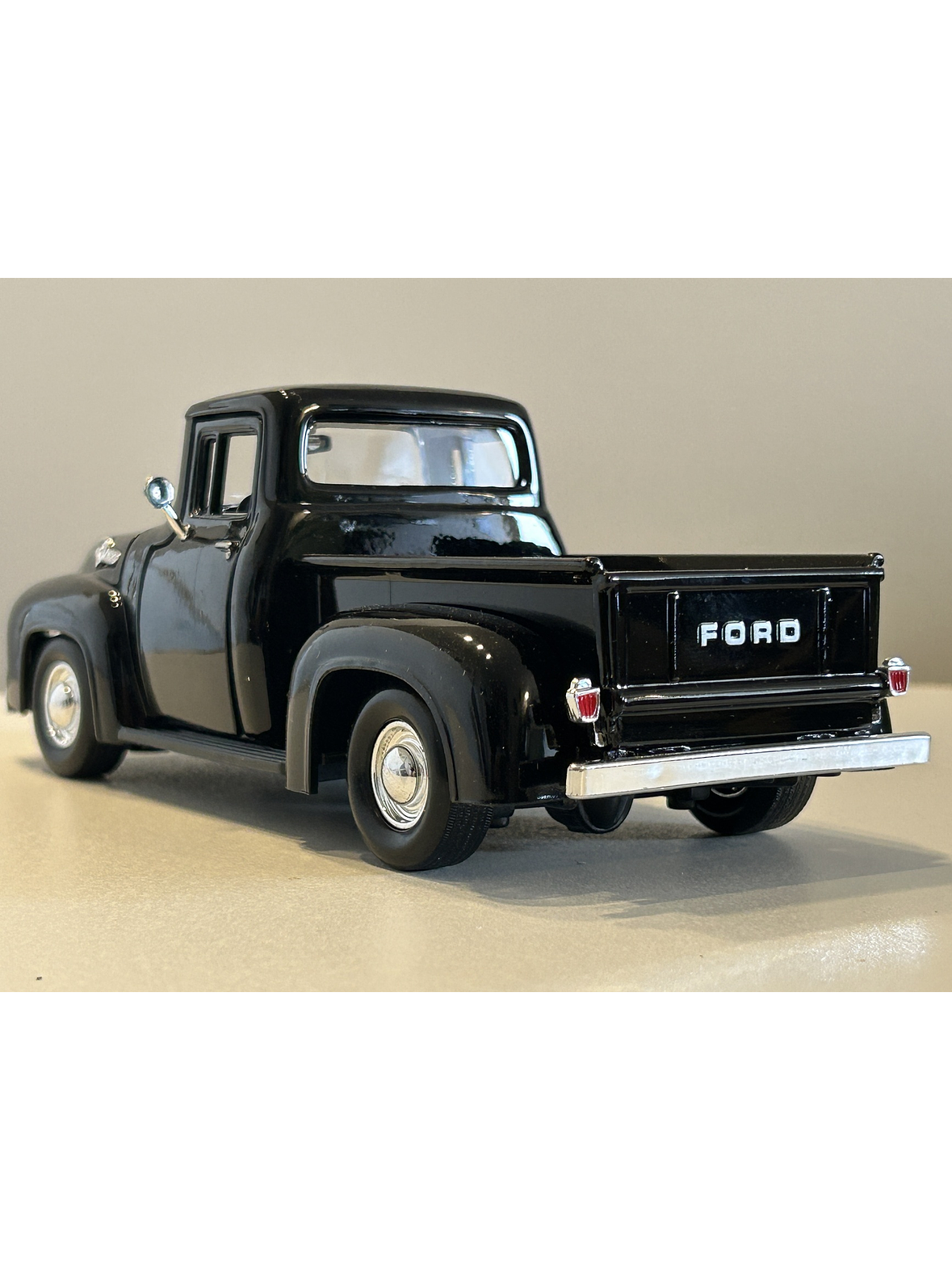 Motormax Ford F-100 Pick Up 1956 Negra 1:24 – Camioneta clásica americana a escala para coleccionistas en Chile 6