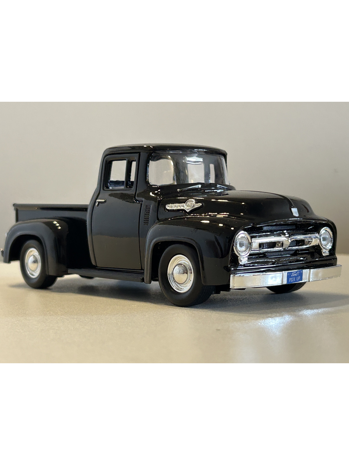 Motormax Ford F-100 Pick Up 1956 Negra 1:24 – Camioneta clásica americana a escala para coleccionistas en Chile 3