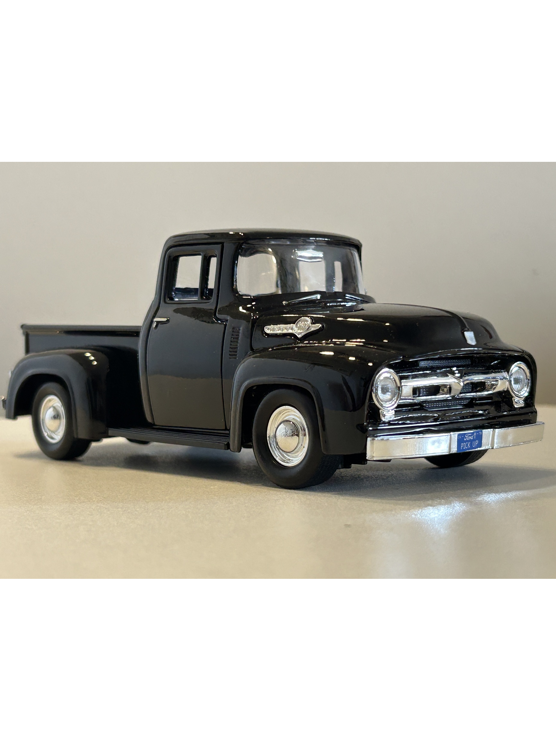 Motormax Ford F-100 Pick Up 1956 Negra 1:24 – Camioneta clásica americana a escala para coleccionistas en Chile 3