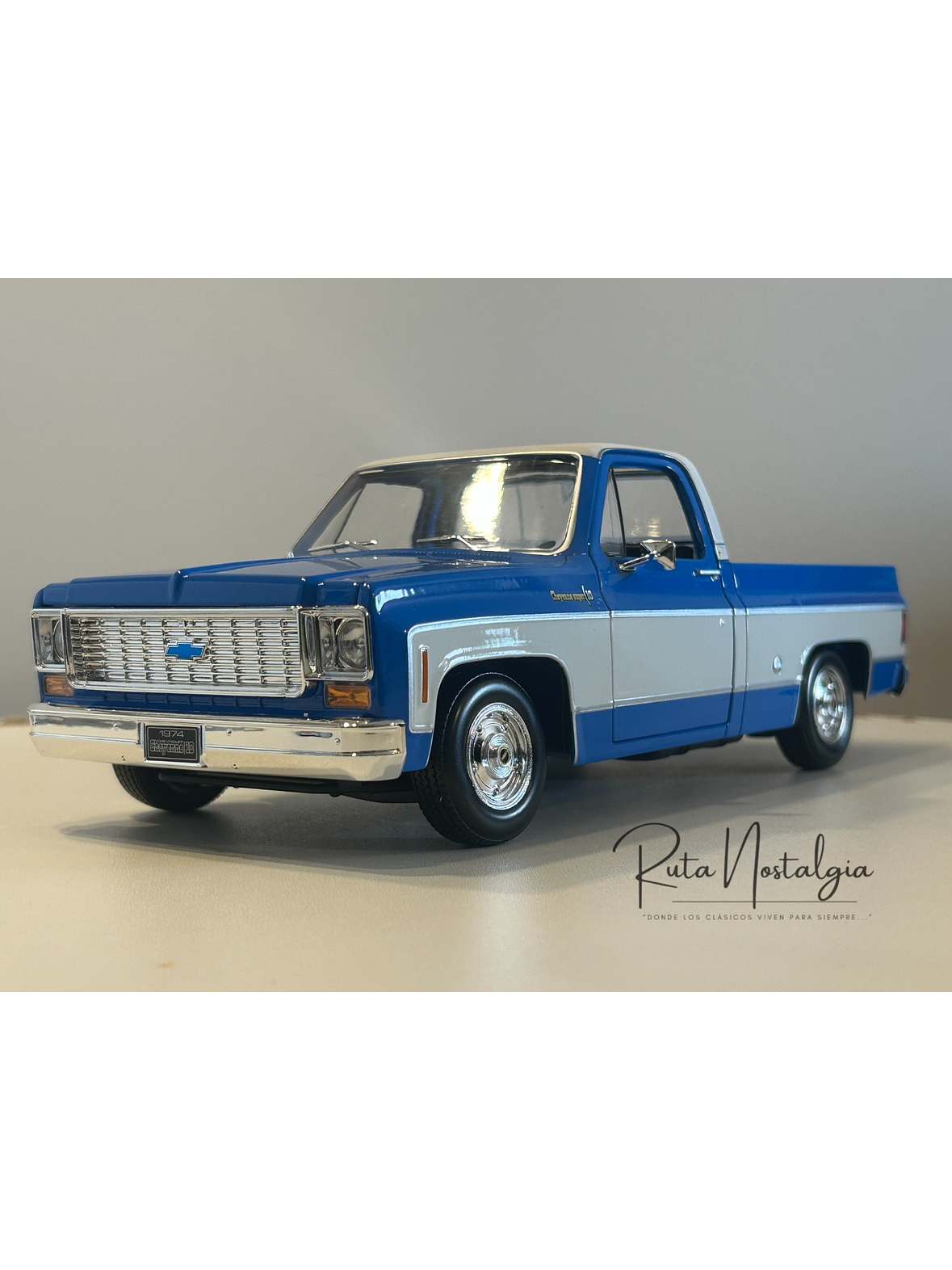 Chevrolet C10 Cheyenne Super 1974 azul/blanco – Maisto 1:18 Special Edition pick up clásica americana 1