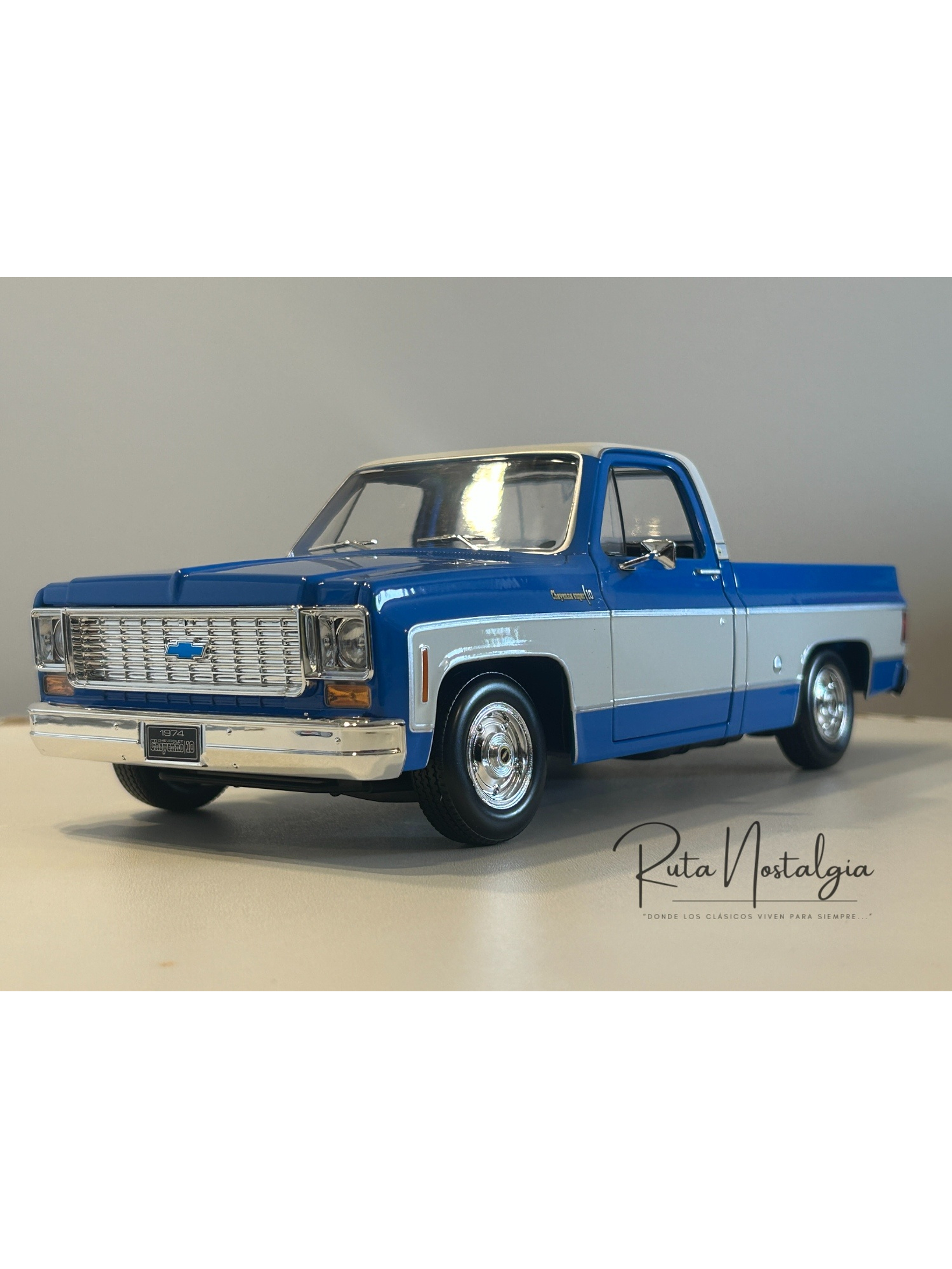 Chevrolet C10 Cheyenne Super 1974 azul/blanco – Maisto 1:18 Special Edition pick up clásica americana 1