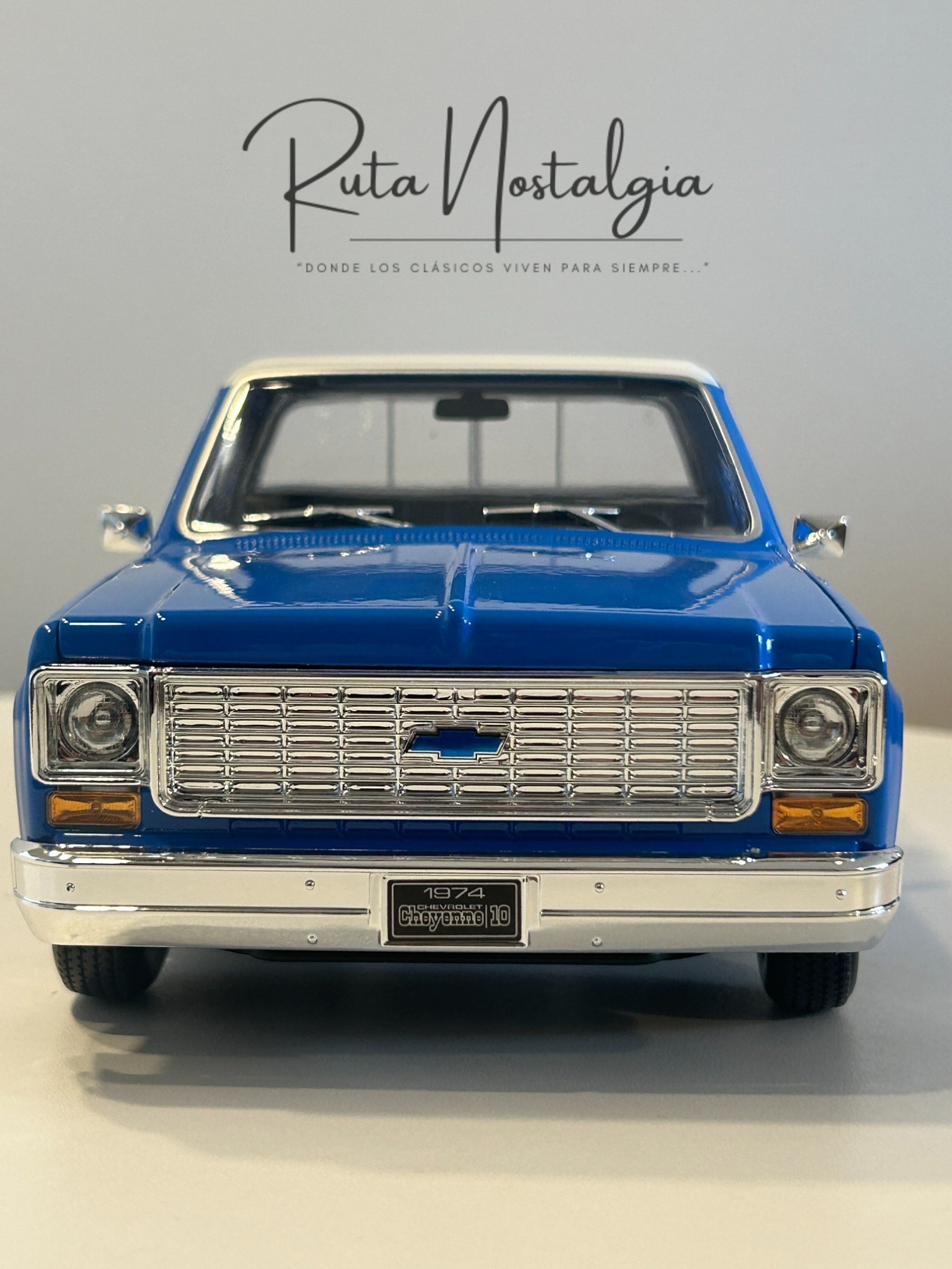 Chevrolet C10 Cheyenne Super 1974 azul/blanco – Maisto 1:18 Special Edition pick up clásica americana 2