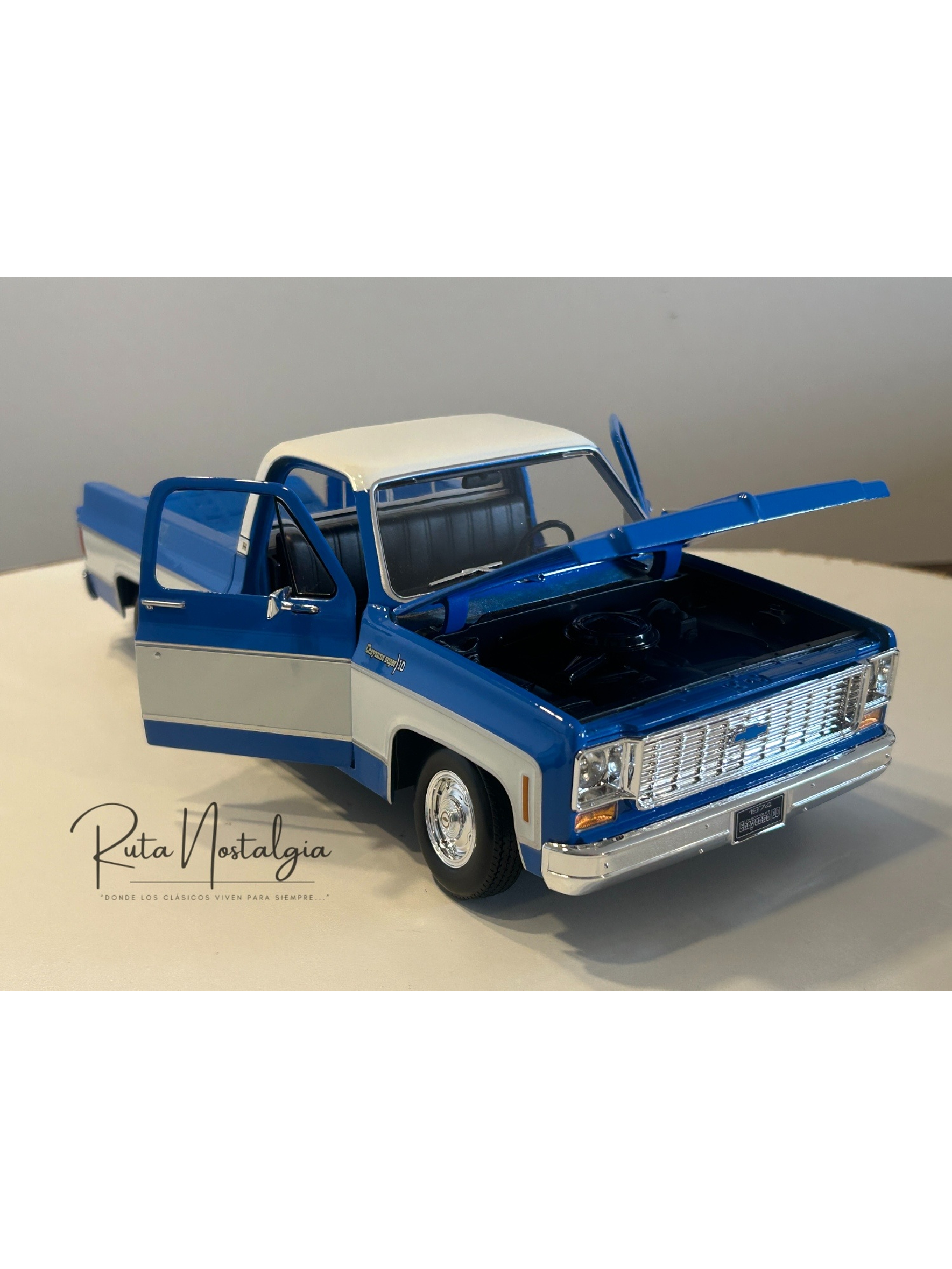 Chevrolet C10 Cheyenne Super 1974 azul/blanco – Maisto 1:18 Special Edition pick up clásica americana 3