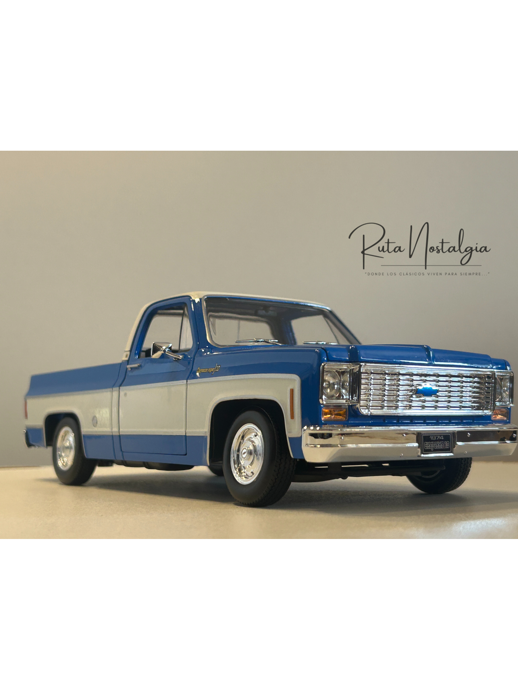 Chevrolet C10 Cheyenne Super 1974 azul/blanco – Maisto 1:18 Special Edition pick up clásica americana 4