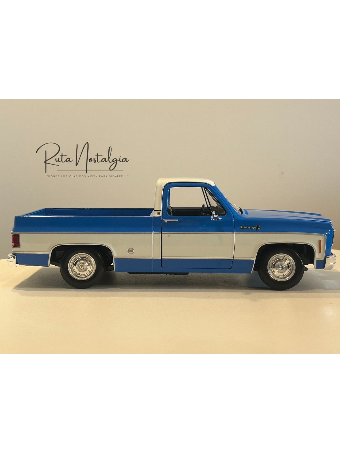 Chevrolet C10 Cheyenne Super 1974 azul/blanco – Maisto 1:18 Special Edition pick up clásica americana 5