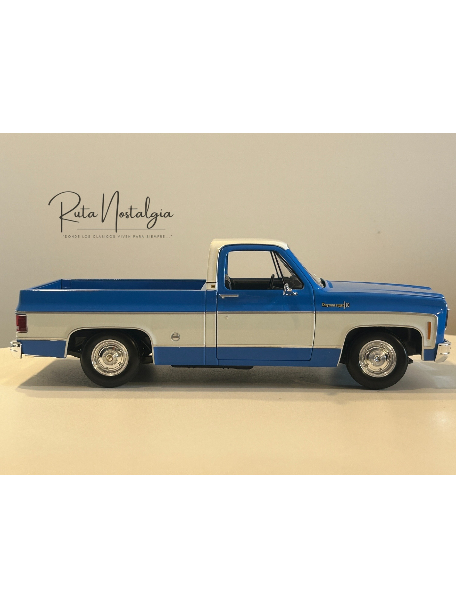Chevrolet C10 Cheyenne Super 1974 azul/blanco – Maisto 1:18 Special Edition pick up clásica americana 5