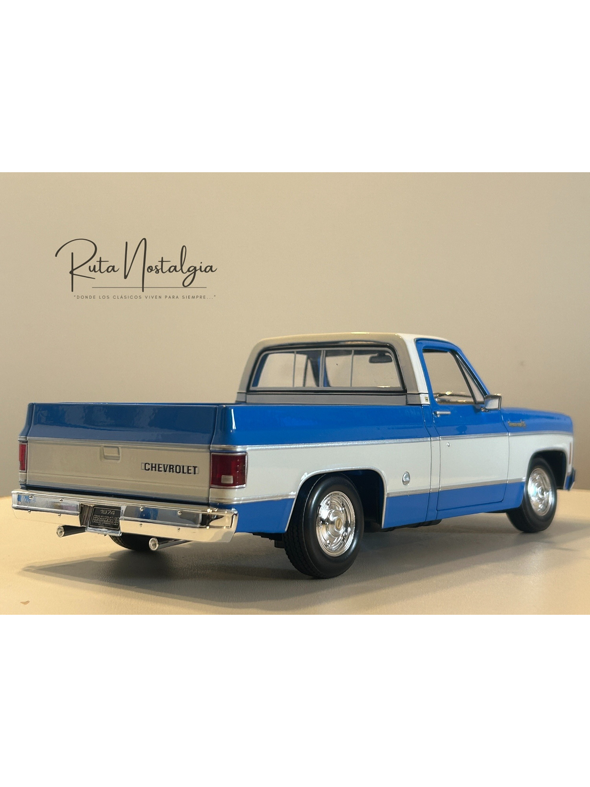 Chevrolet C10 Cheyenne Super 1974 azul/blanco – Maisto 1:18 Special Edition pick up clásica americana 6