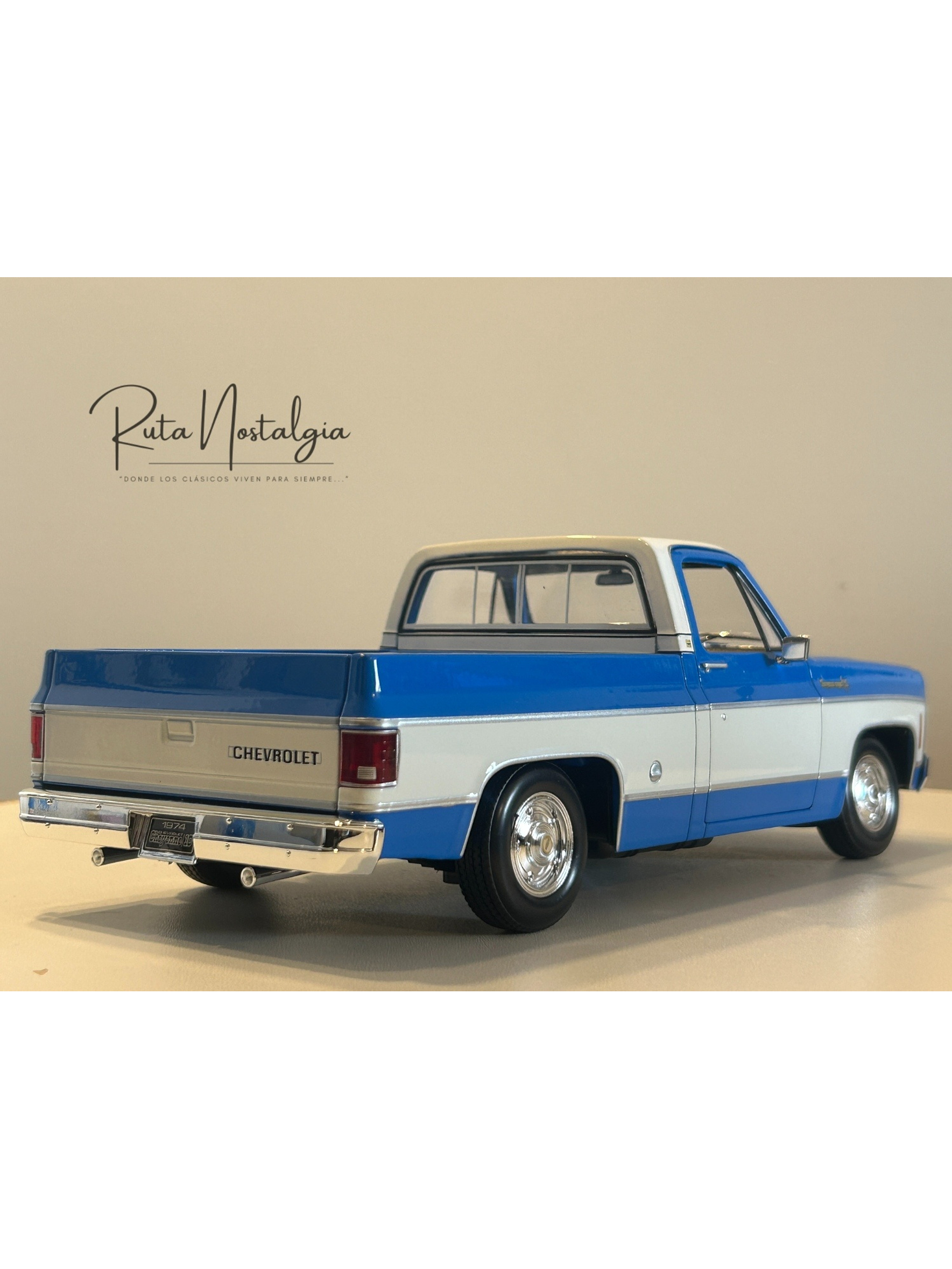 Chevrolet C10 Cheyenne Super 1974 azul/blanco – Maisto 1:18 Special Edition pick up clásica americana 6