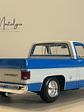 Chevrolet C10 Cheyenne Super 1974 azul/blanco – Maisto 1:18 Special Edition pick up clásica americana - Miniatura 6