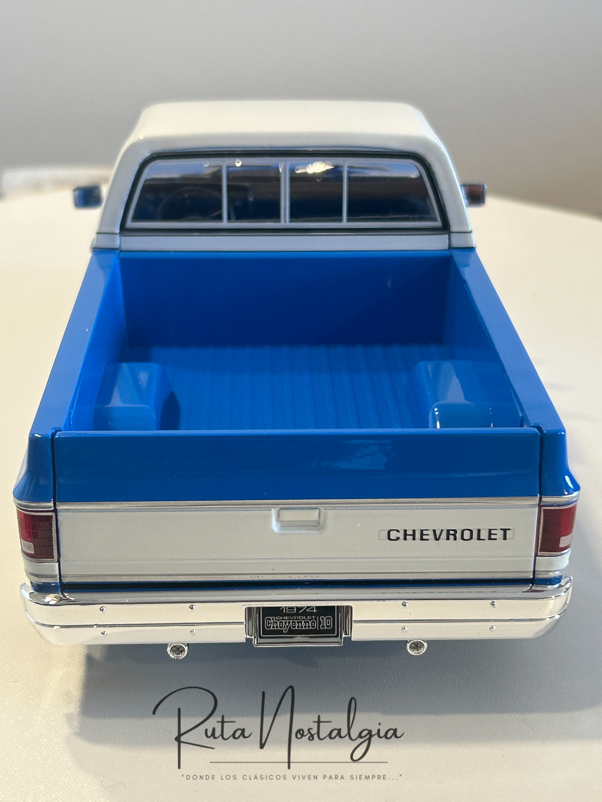Chevrolet C10 Cheyenne Super 1974 azul/blanco – Maisto 1:18 Special Edition pick up clásica americana 7