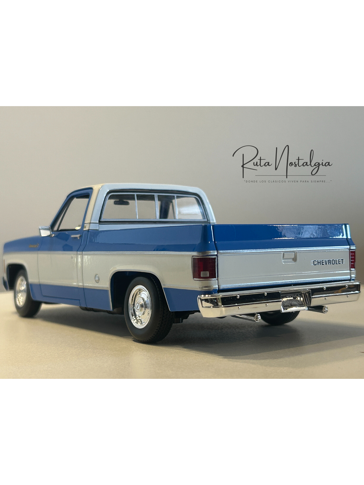 Chevrolet C10 Cheyenne Super 1974 azul/blanco – Maisto 1:18 Special Edition pick up clásica americana 8