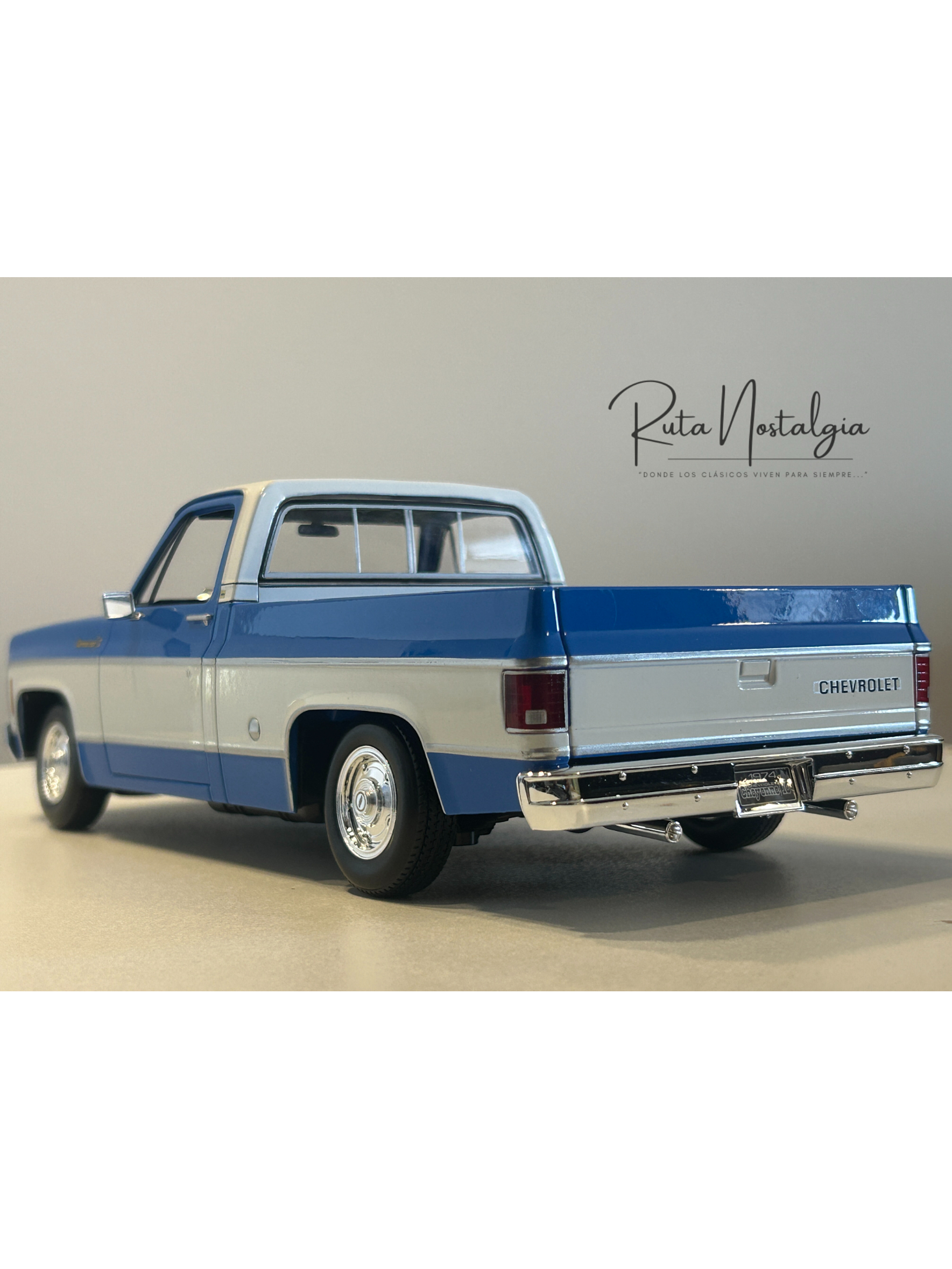 Chevrolet C10 Cheyenne Super 1974 azul/blanco – Maisto 1:18 Special Edition pick up clásica americana 8