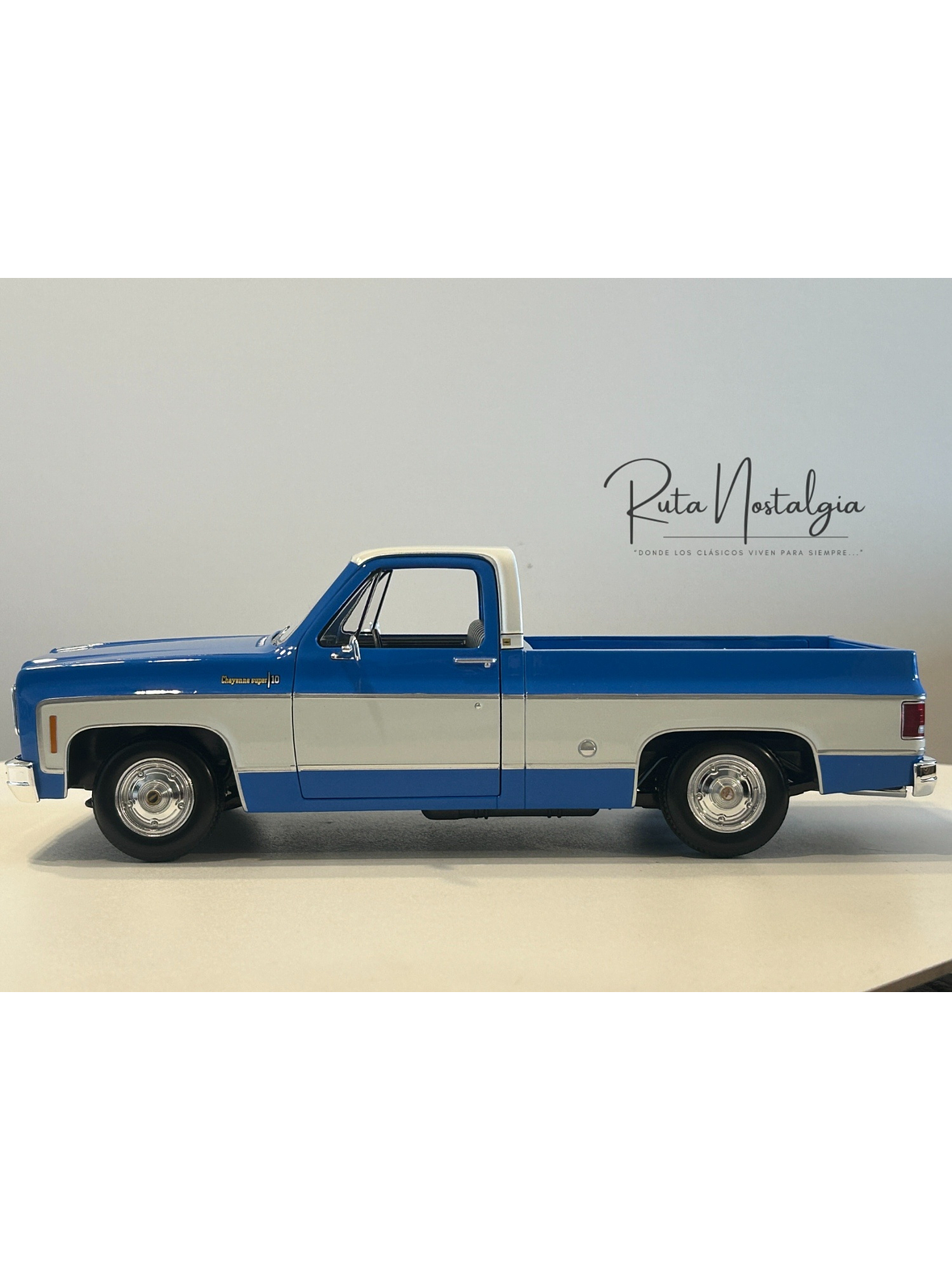 Chevrolet C10 Cheyenne Super 1974 azul/blanco – Maisto 1:18 Special Edition pick up clásica americana 9