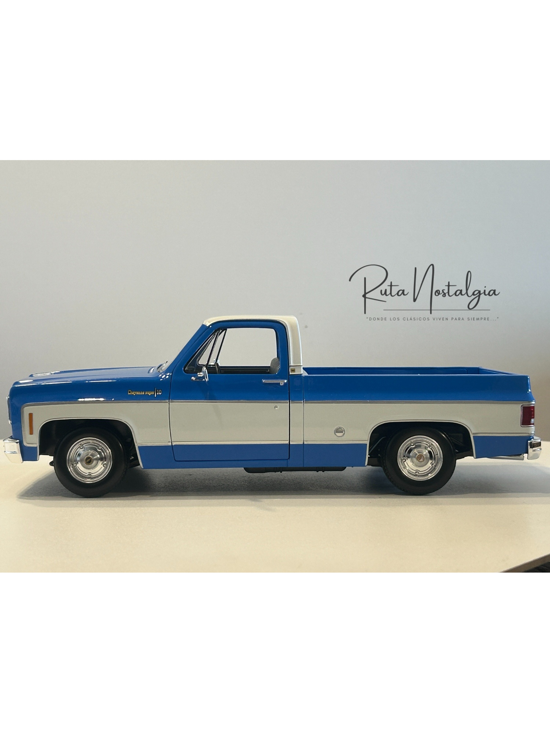 Chevrolet C10 Cheyenne Super 1974 azul/blanco – Maisto 1:18 Special Edition pick up clásica americana 9