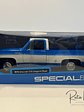Chevrolet C10 Cheyenne Super 1974 azul/blanco – Maisto 1:18 Special Edition pick up clásica americana - Miniatura 10