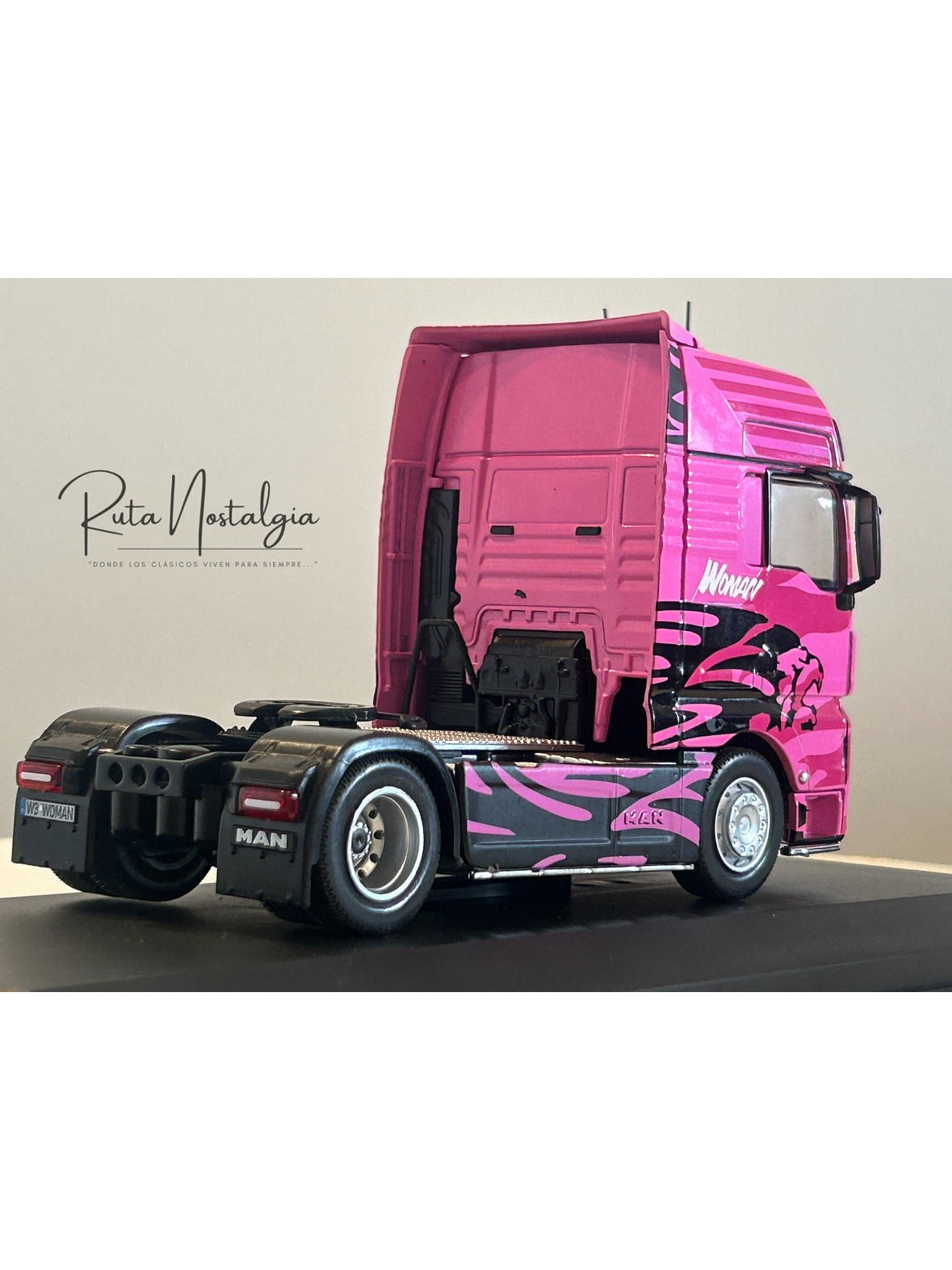 MAN TGX “Woman Trucker” 2014 rosa 1:43 Hachette – Camión europeo decorado, edición coleccionable 5