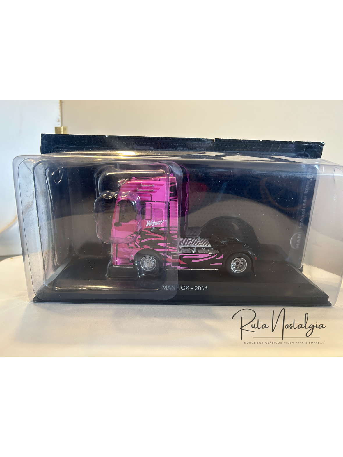 MAN TGX “Woman Trucker” 2014 rosa 1:43 Hachette – Camión europeo decorado, edición coleccionable 10