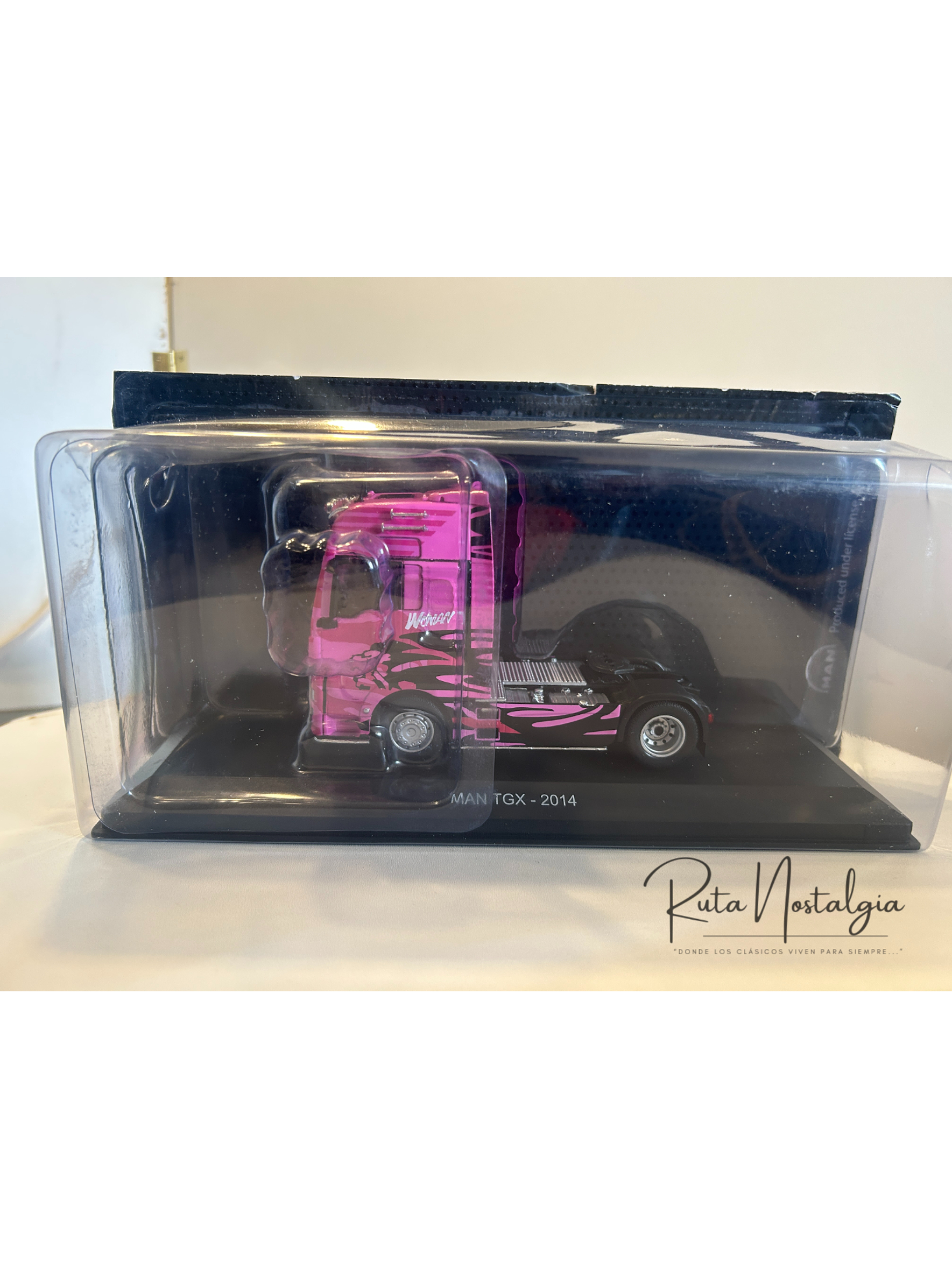 MAN TGX “Woman Trucker” 2014 rosa 1:43 Hachette – Camión europeo decorado, edición coleccionable 10