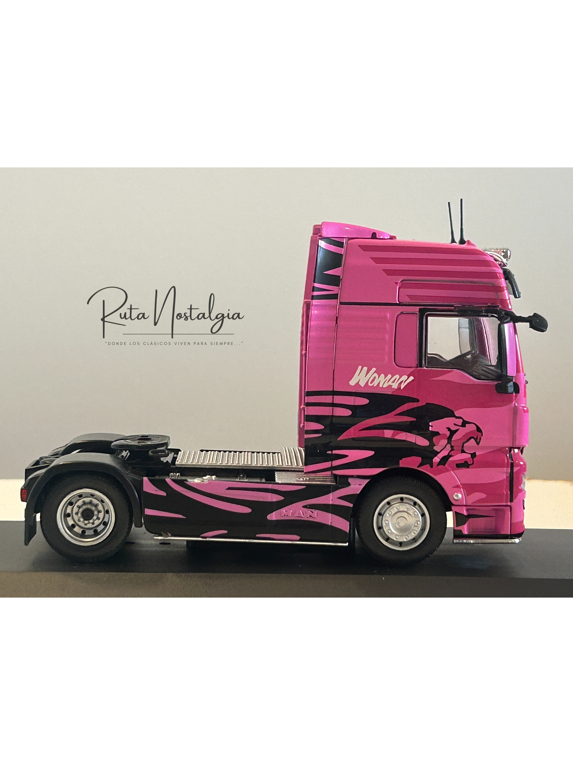 MAN TGX “Woman Trucker” 2014 rosa 1:43 Hachette – Camión europeo decorado, edición coleccionable 4