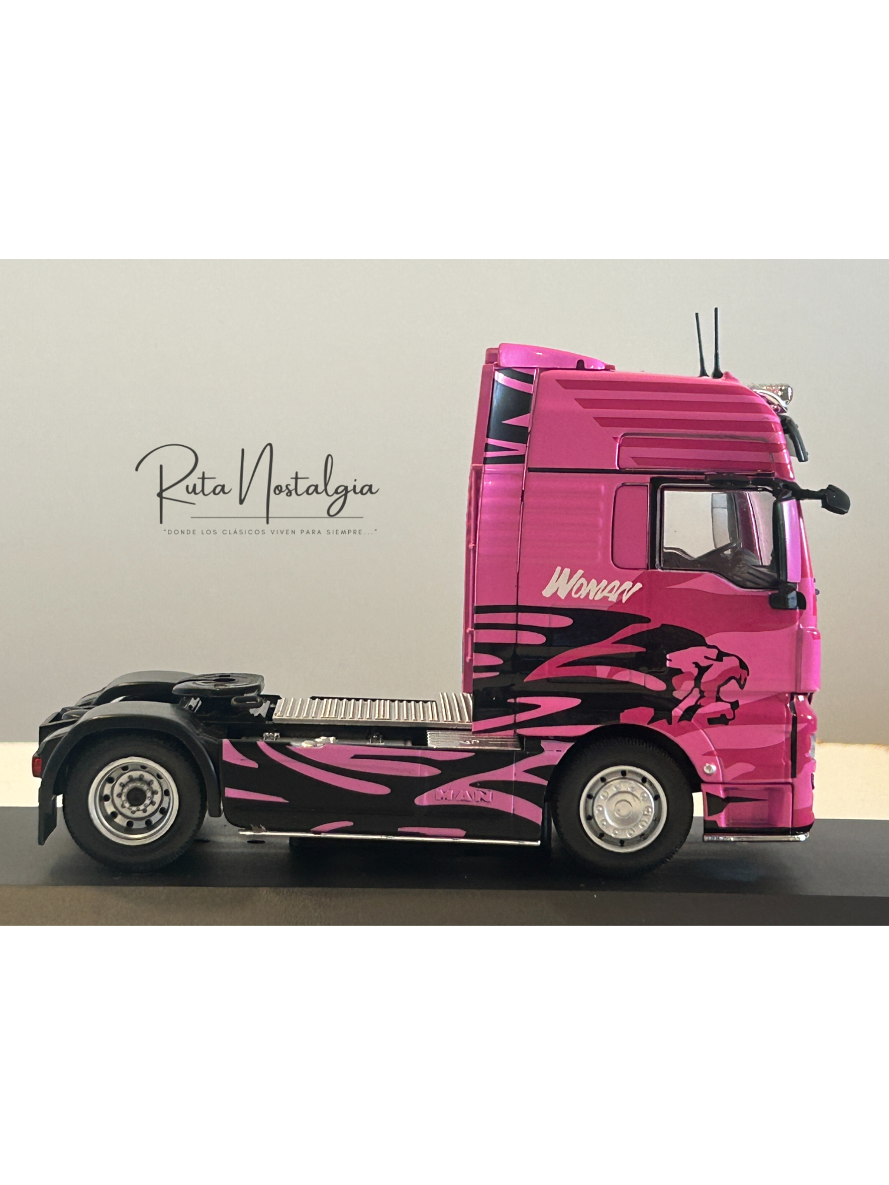 MAN TGX “Woman Trucker” 2014 rosa 1:43 Hachette – Camión europeo decorado, edición coleccionable 4