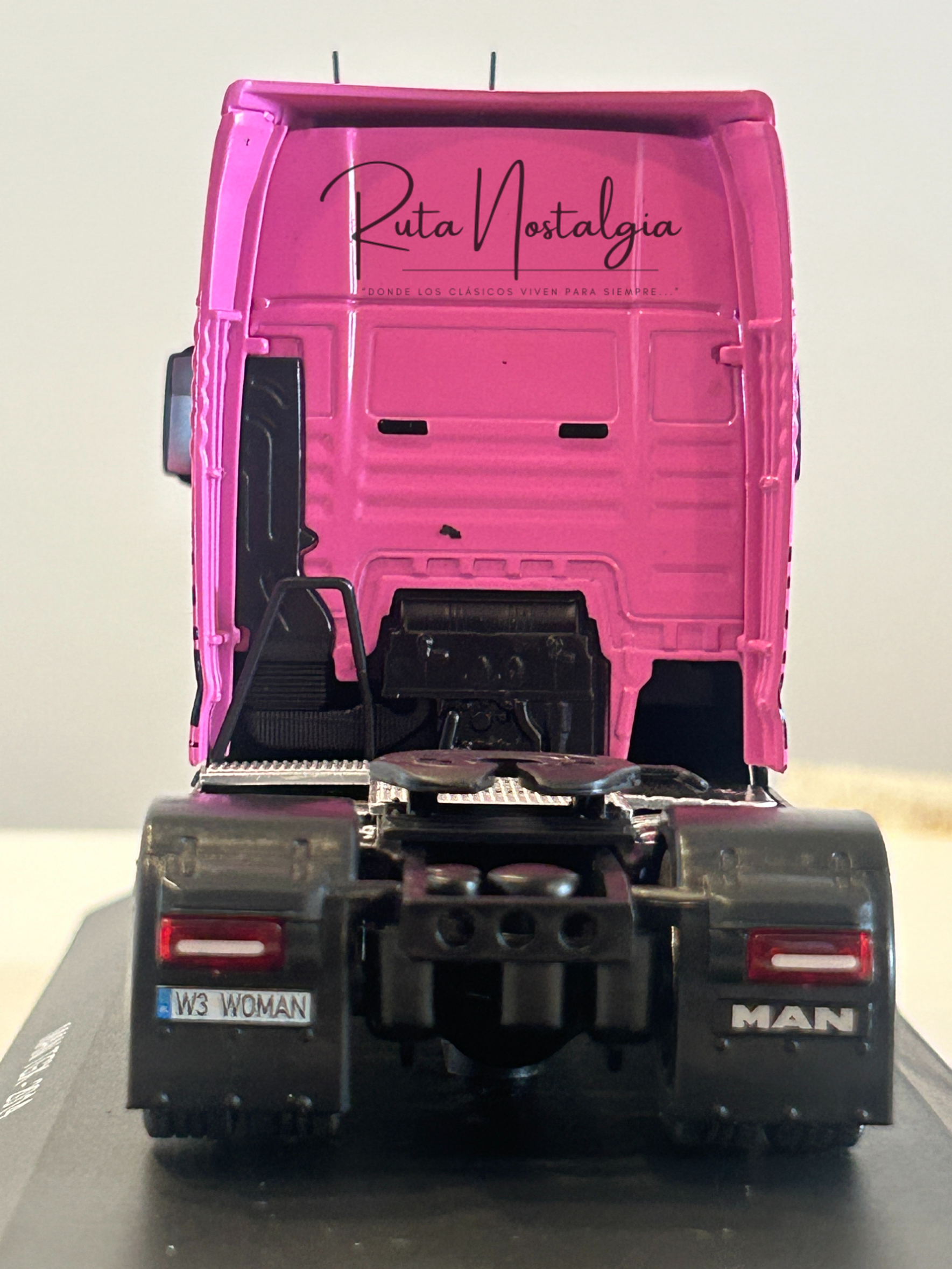 MAN TGX “Woman Trucker” 2014 rosa 1:43 Hachette – Camión europeo decorado, edición coleccionable 6