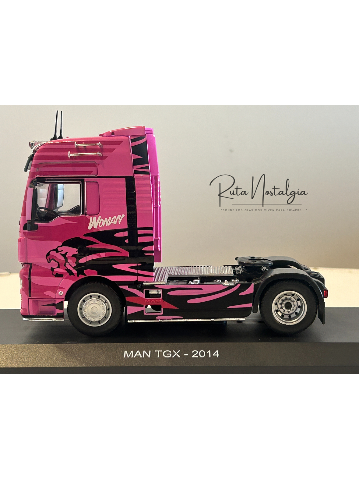 MAN TGX “Woman Trucker” 2014 rosa 1:43 Hachette – Camión europeo decorado, edición coleccionable 8