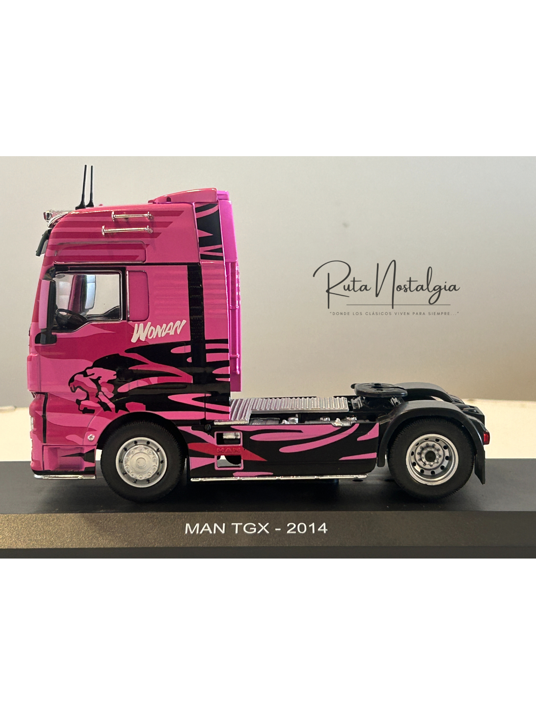MAN TGX “Woman Trucker” 2014 rosa 1:43 Hachette – Camión europeo decorado, edición coleccionable 8