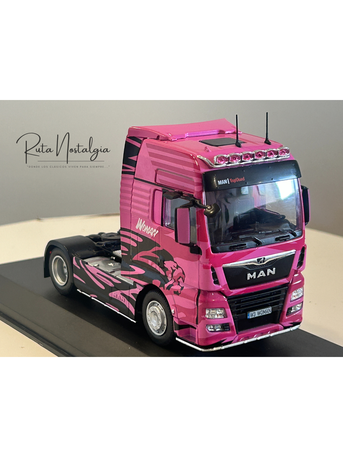 MAN TGX “Woman Trucker” 2014 rosa 1:43 Hachette – Camión europeo decorado, edición coleccionable 3