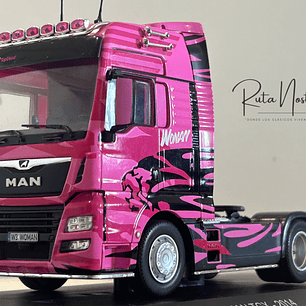 MAN TGX “Woman Trucker” 2014 rosa 1:43 Hachette – Camión europeo decorado, edición coleccionable