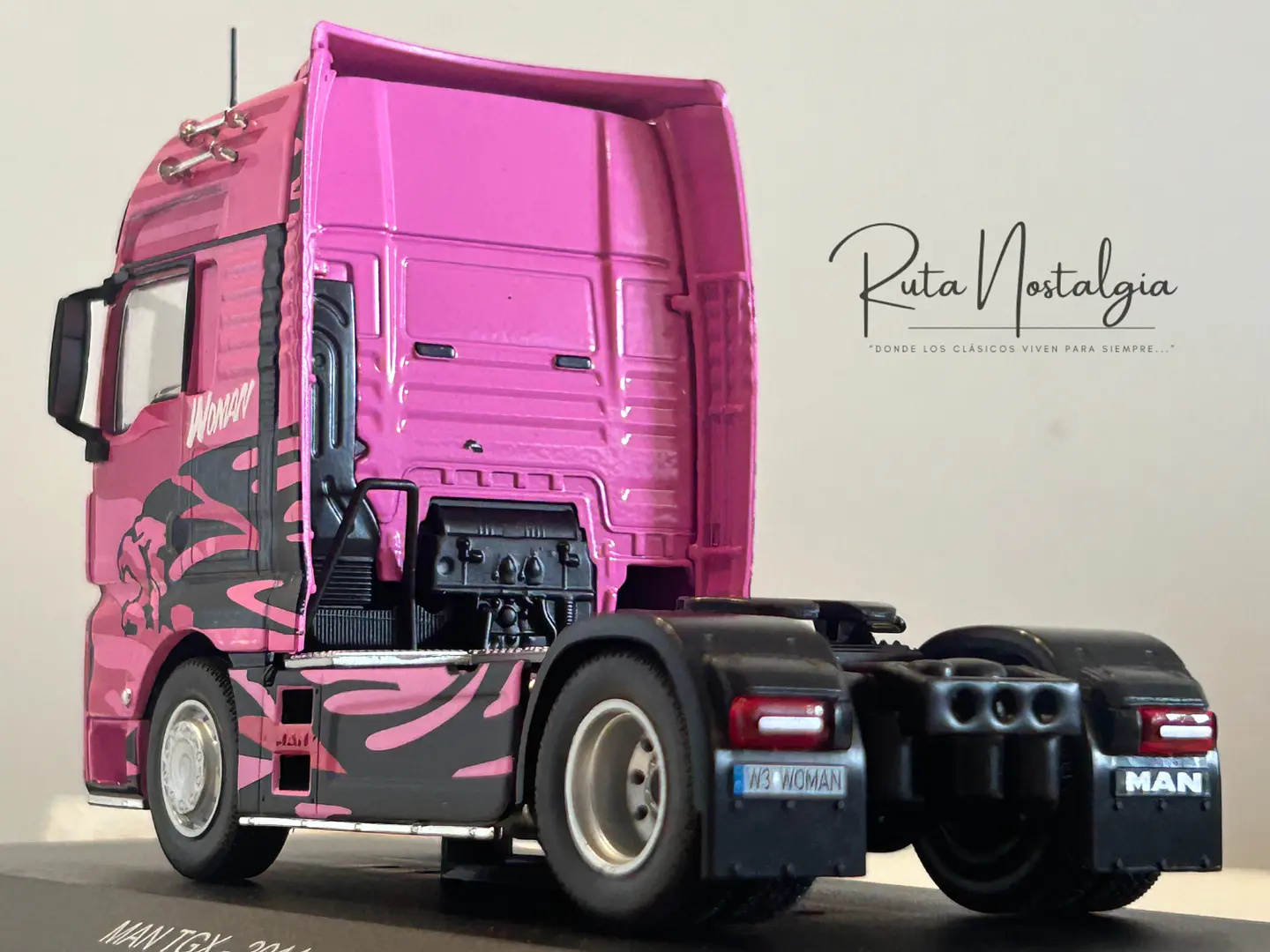 Camión MAN TGX “Woman Trucker” (2014) | IXO 1:43 7