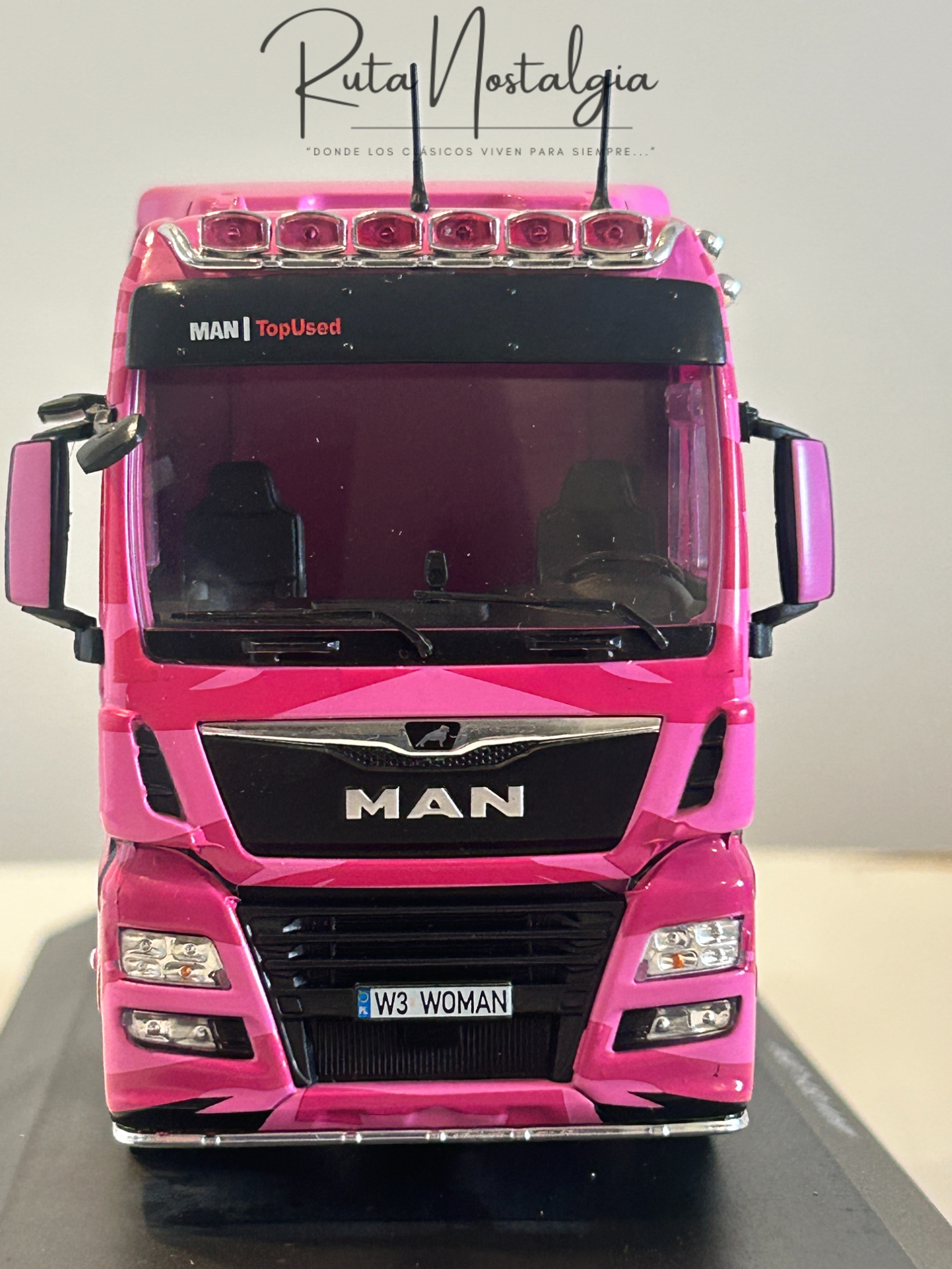 MAN TGX “Woman Trucker” 2014 rosa 1:43 Hachette – Camión europeo decorado, edición coleccionable 2