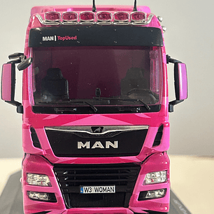 MAN TGX “Woman Trucker” 2014 rosa 1:43 Hachette – Camión europeo decorado, edición coleccionable