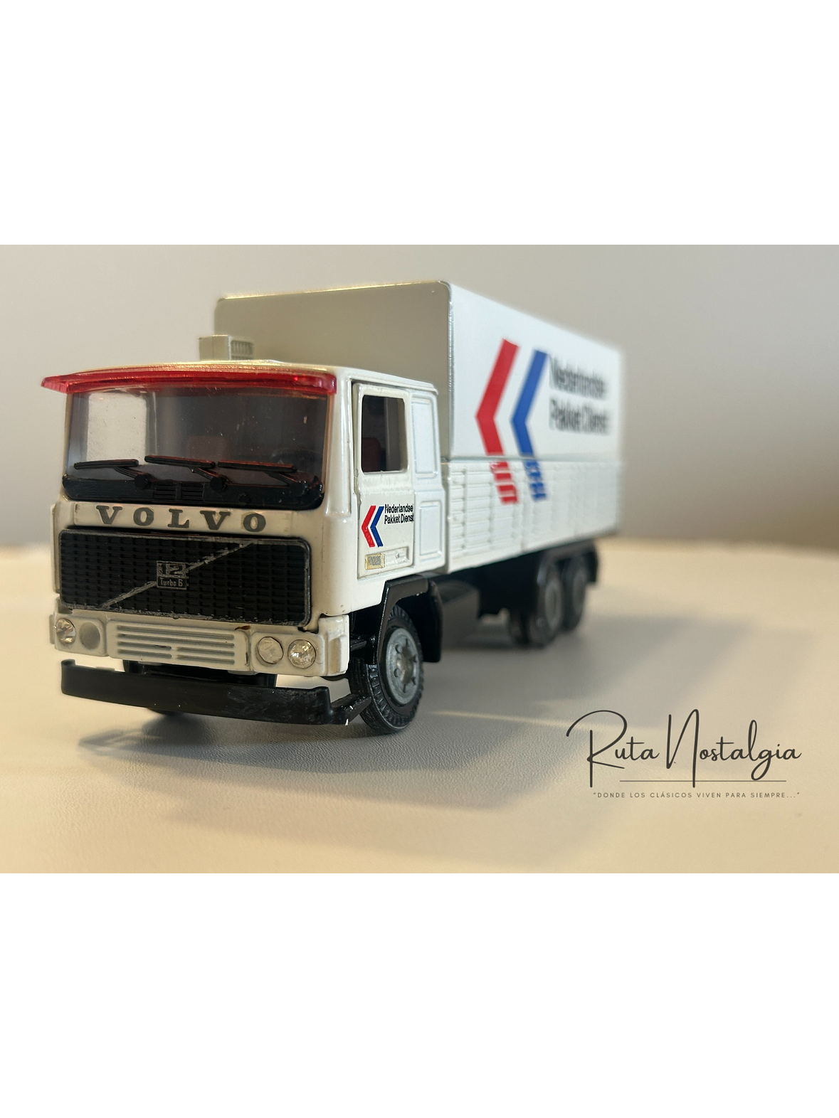 Volvo F12 “Nederlandse Pakket Dienst” Tekno 1:50 – Camión con remolque clásico holandés de reparto de paquetes 2