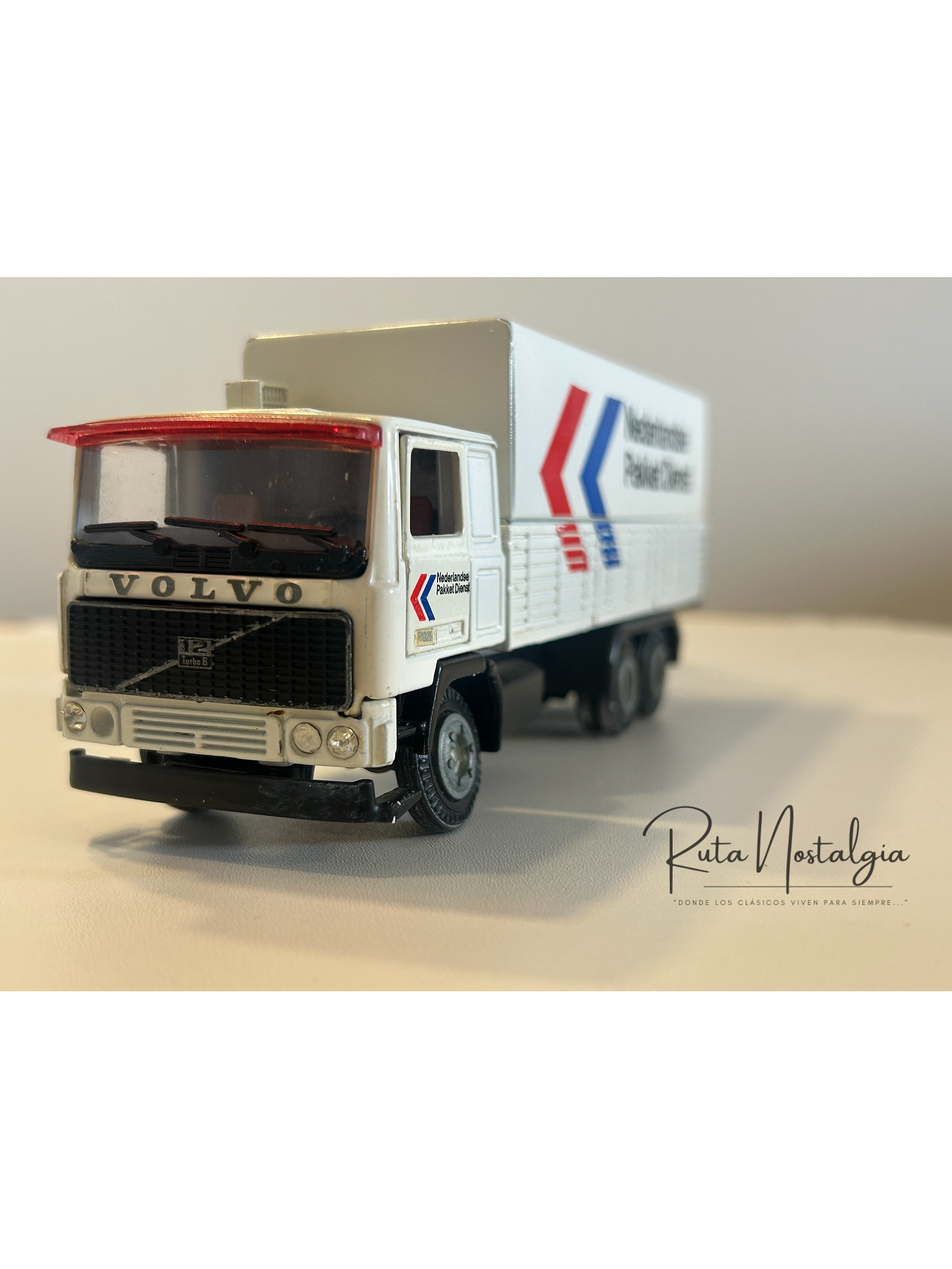 Volvo F12 “Nederlandse Pakket Dienst” Tekno 1:50 – Camión con remolque clásico holandés de reparto de paquetes 2