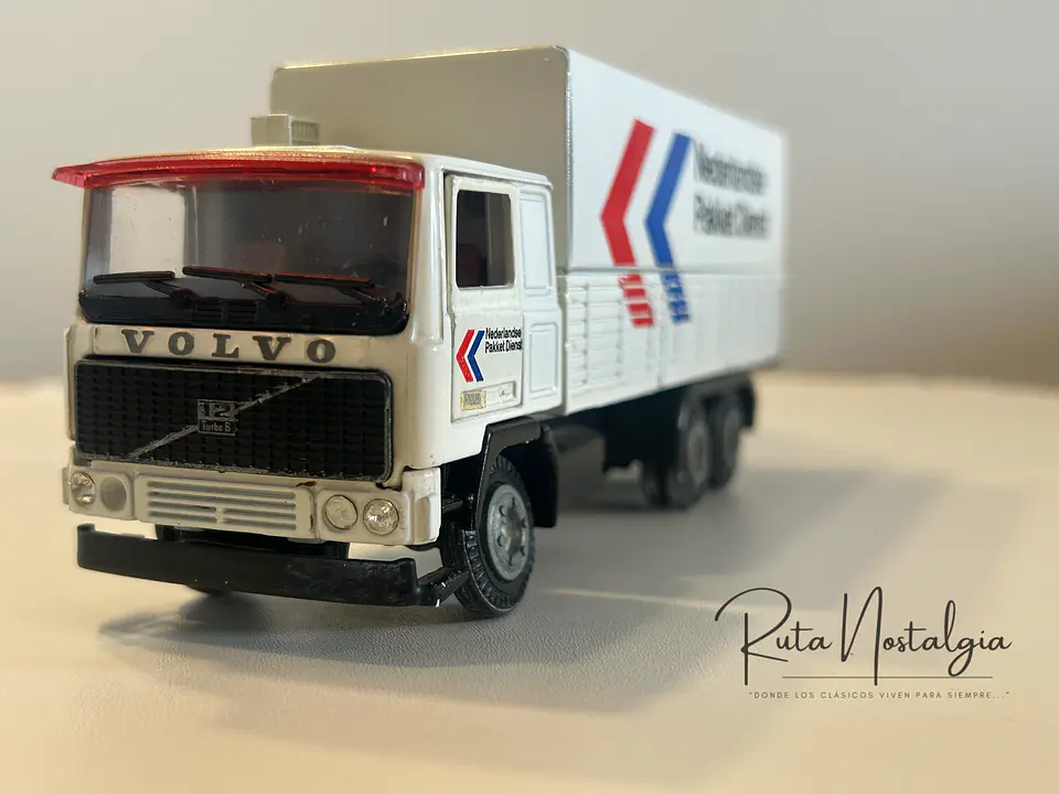 Volvo F12 “Nederlandse Pakket Dienst” Tekno 1:50 – Camión con remolque clásico holandés de reparto de paquetes 2
