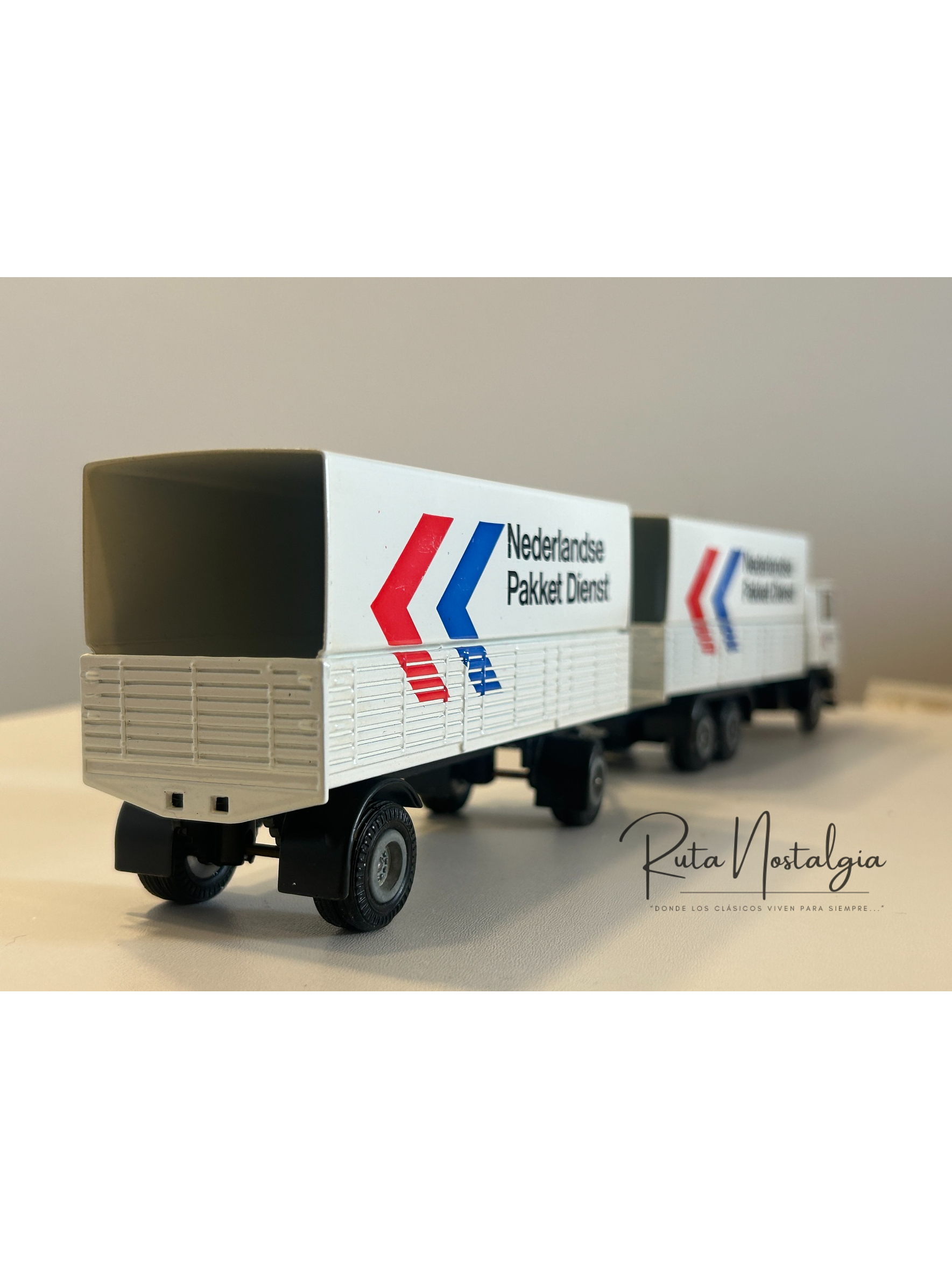 Volvo F12 “Nederlandse Pakket Dienst” Tekno 1:50 – Camión con remolque clásico holandés de reparto de paquetes 7