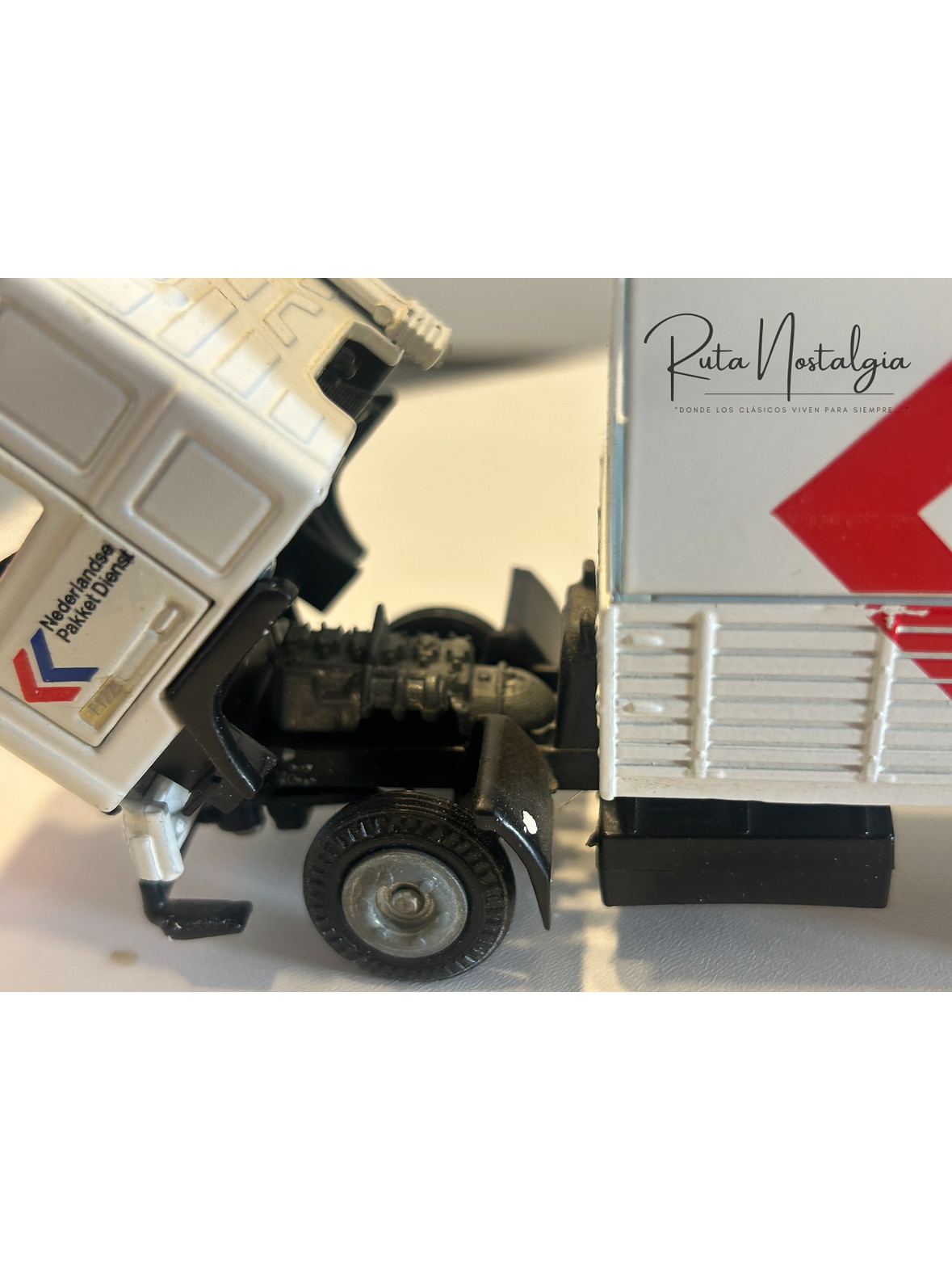 Volvo F12 “Nederlandse Pakket Dienst” Tekno 1:50 – Camión con remolque clásico holandés de reparto de paquetes 3