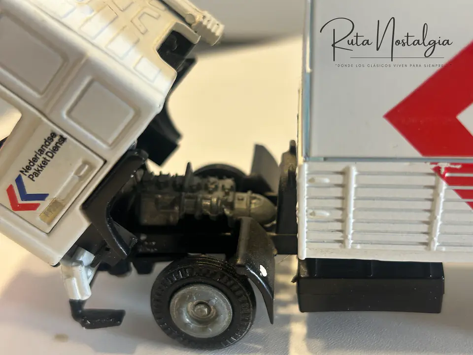 Volvo F12 “Nederlandse Pakket Dienst” Tekno 1:50 – Camión con remolque clásico holandés de reparto de paquetes 3