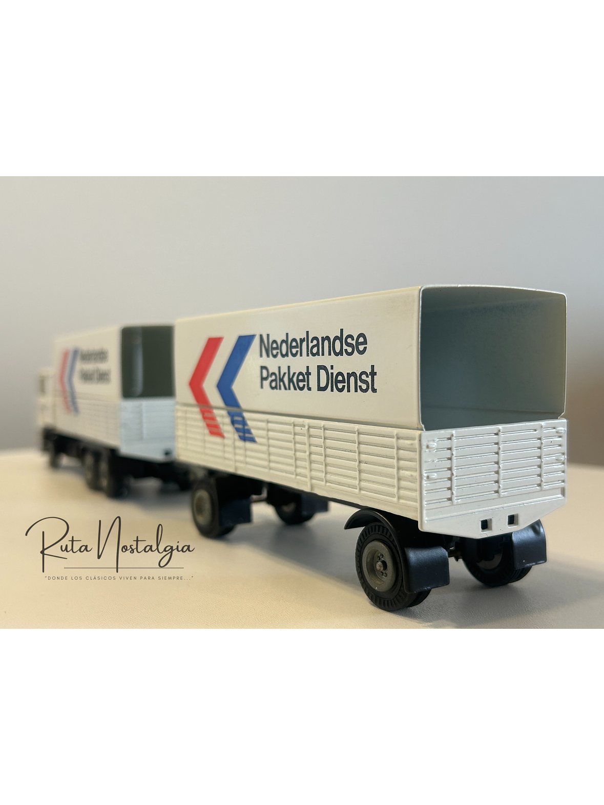 Volvo F12 “Nederlandse Pakket Dienst” Tekno 1:50 – Camión con remolque clásico holandés de reparto de paquetes 8