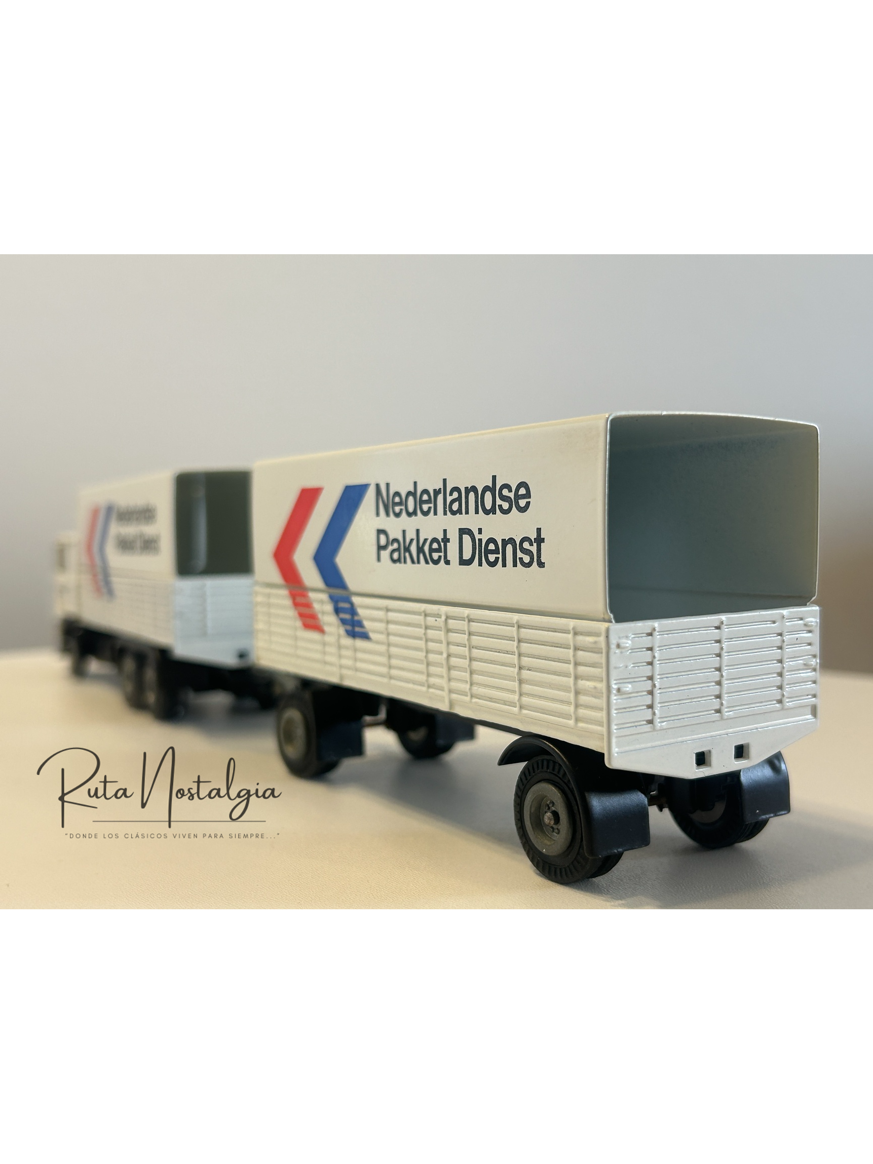 Volvo F12 “Nederlandse Pakket Dienst” Tekno 1:50 – Camión con remolque clásico holandés de reparto de paquetes 8