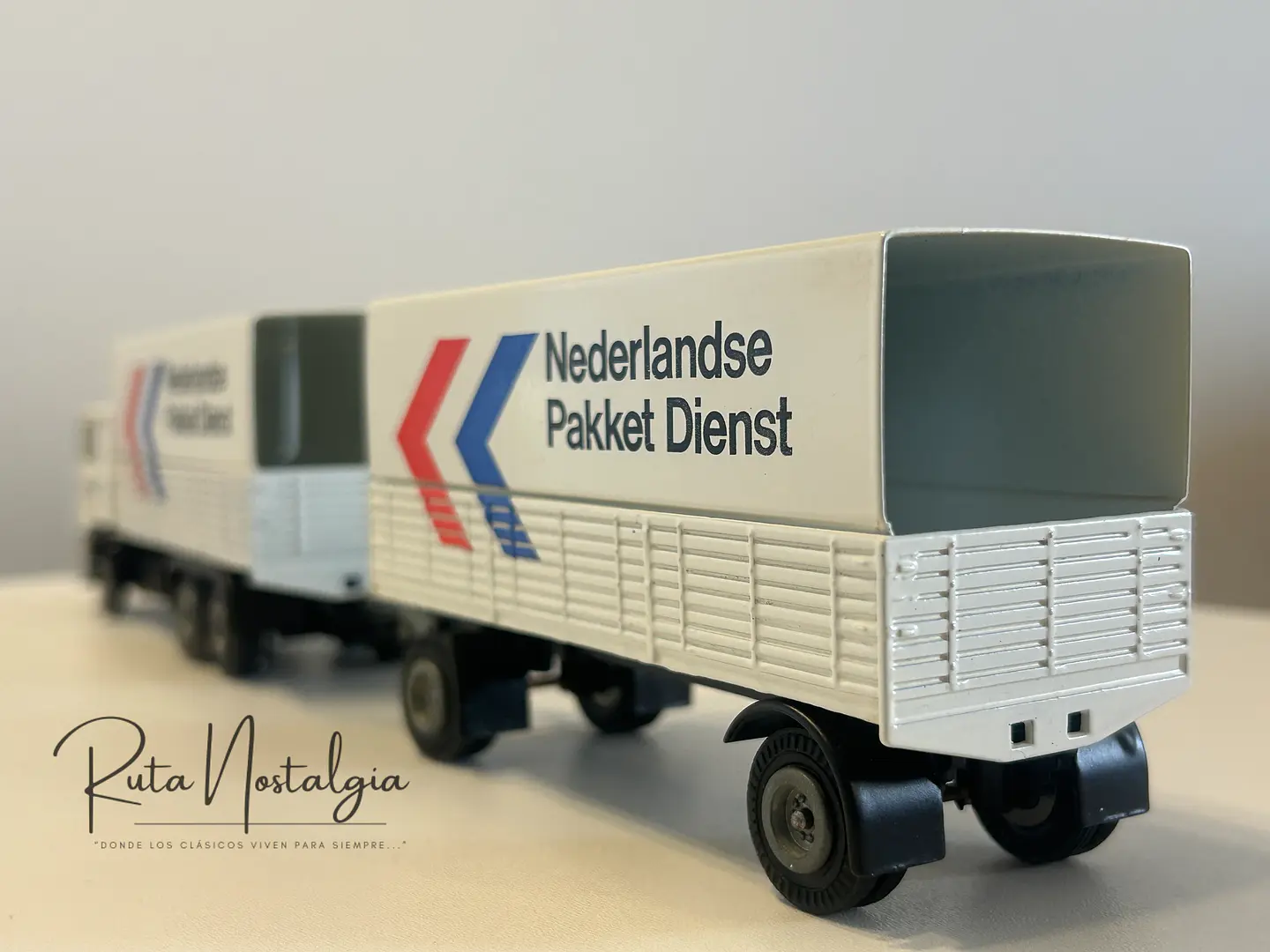 Volvo F12 “Nederlandse Pakket Dienst” Tekno 1:50 – Camión con remolque clásico holandés de reparto de paquetes 8