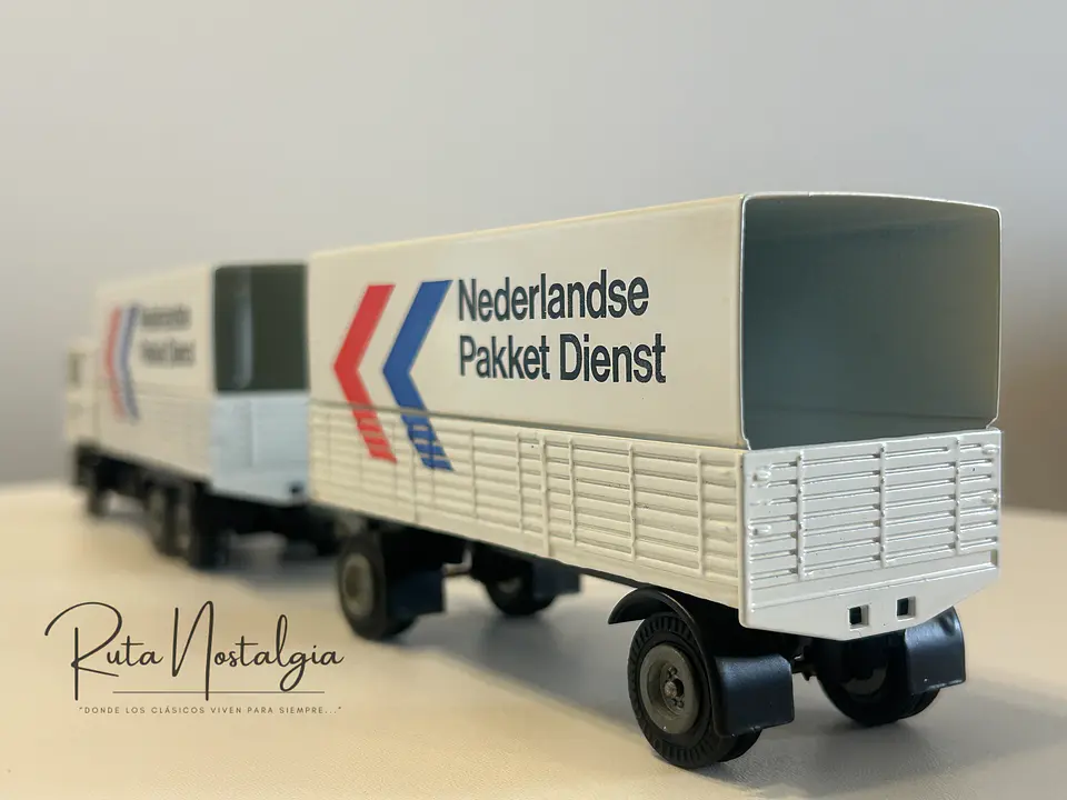 Volvo F12 “Nederlandse Pakket Dienst” Tekno 1:50 – Camión con remolque clásico holandés de reparto de paquetes 8