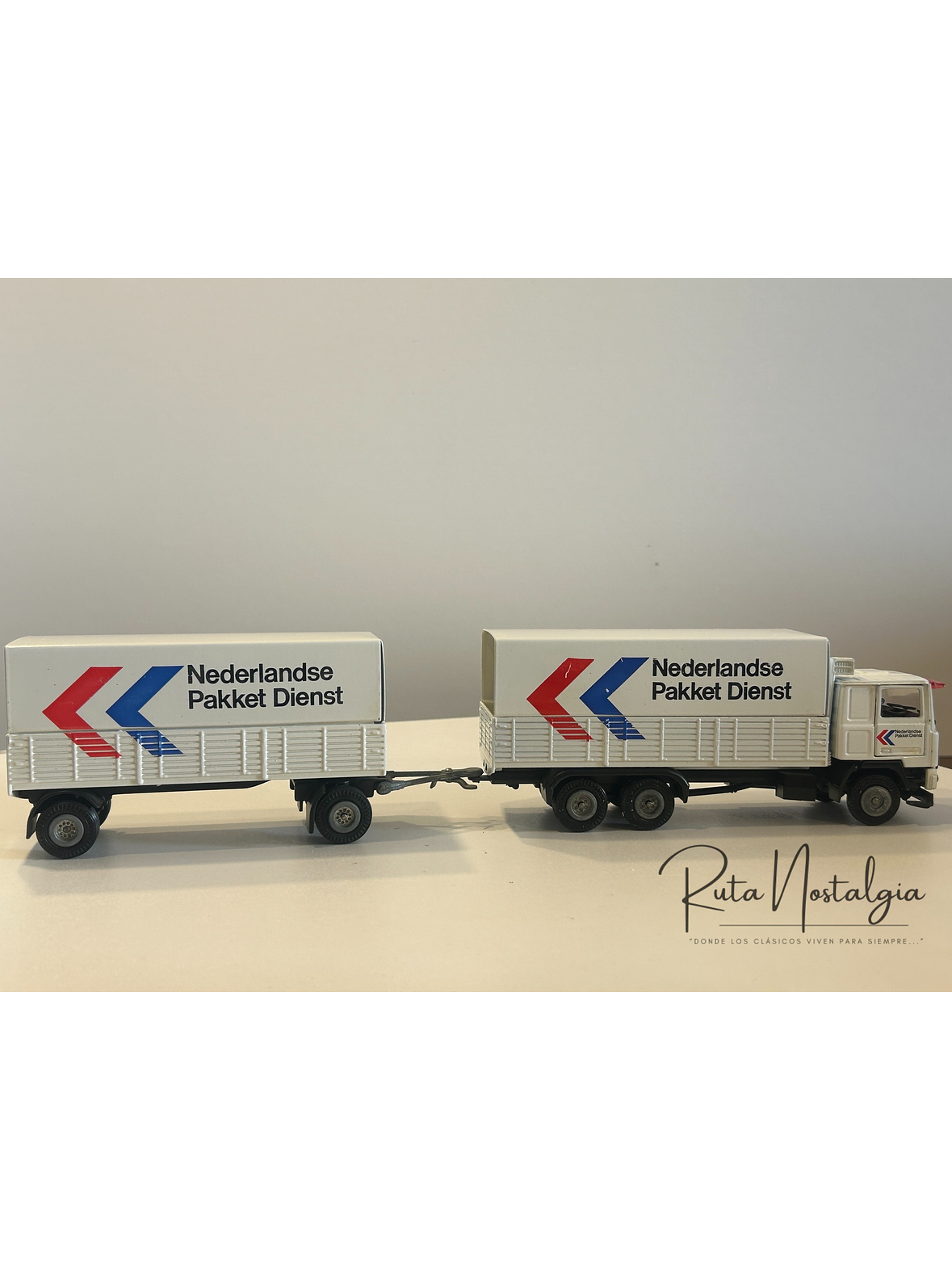 Volvo F12 “Nederlandse Pakket Dienst” Tekno 1:50 – Camión con remolque clásico holandés de reparto de paquetes 6