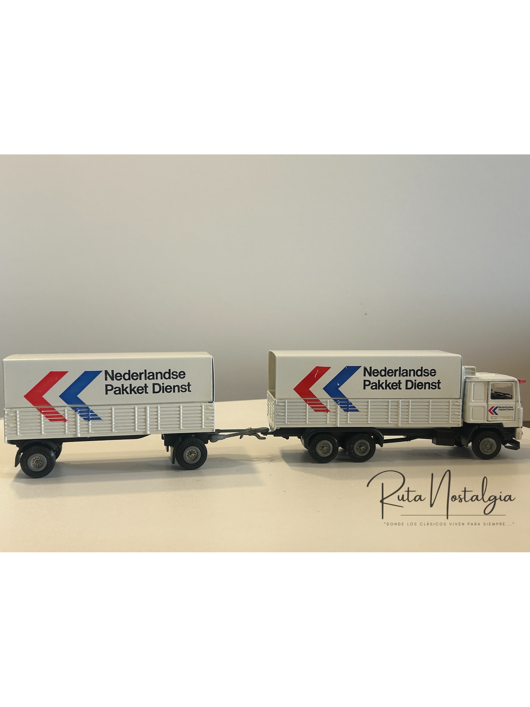 Volvo F12 “Nederlandse Pakket Dienst” Tekno 1:50 – Camión con remolque clásico holandés de reparto de paquetes 6